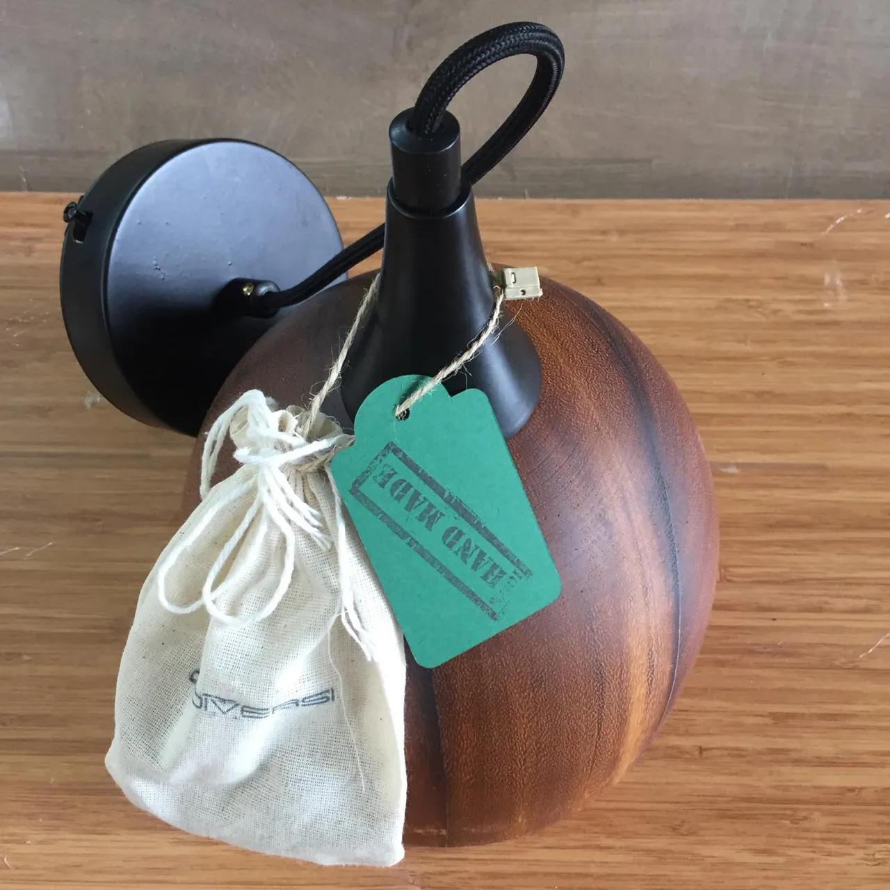 El yapımı İroko sarkıt #Handmade Iroko pendant ✨ #aydınlatma #aydınlatmatasarımı #aydinlatma #aydinlatmatasarimi #dekorasyon #tasarım #tasarim #ahsap #ahsaptasarim #ahşap #ahşaptasarım #sarkıtlamba #sarkitlamba #ofisdekorasyonu #evdekorasyonu #lighting #lightingdesign #decoration #design #handmade #handmadelighting #interiordesign #pendantlamp #officedecoration #homedecoration #etsy #DiversiDesign #pendantlights #pendantlight