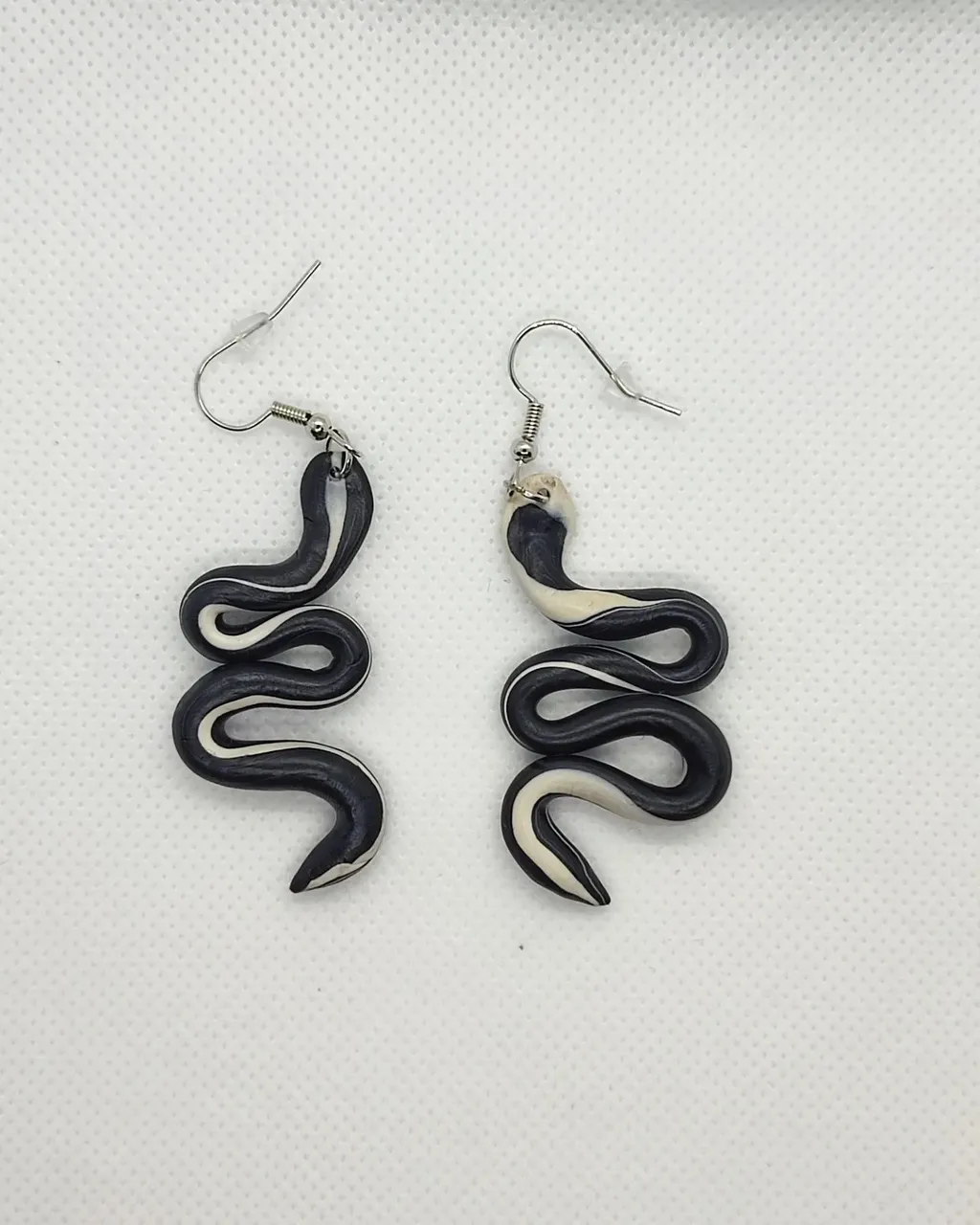Me paso por aquí para enseñaros alguna novedad: ¡Serpientes! 🐍

...........
I want to show a new snake earrings! 🐍

#artesanal #artesania #pendientesartesanales #earrings #handmadejewelry #handmade #handmadeearrings #snake #snakeearrings #blackandwhite