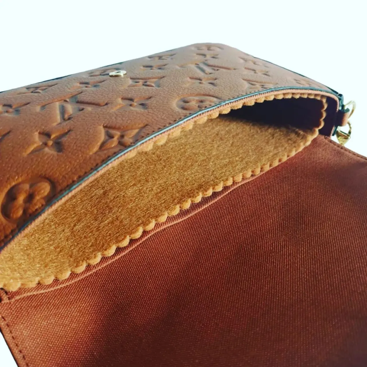 Working on achieving snug and perfectly fitting inserts this week. This was possible when I had the bags to work with hands on:
-Pochette Felicie 
-Croisette
-Coin purse 
This allowed me to learn and deepen my knowledge of these bags.
All liners, shapers and chains are on 
www.luxurybagheaven.com 
Worldwide shipping 

As always thank you for your trust. 
Moria ❤ 
#luxurybag #luxurybagheaven #lvcoin #coinpurse #lvfelicie #pochettefelicie #felicie #croisette #lvcroisette #lvazur #baginsert #bagorganizer #lvmultipochette #lvempreinte