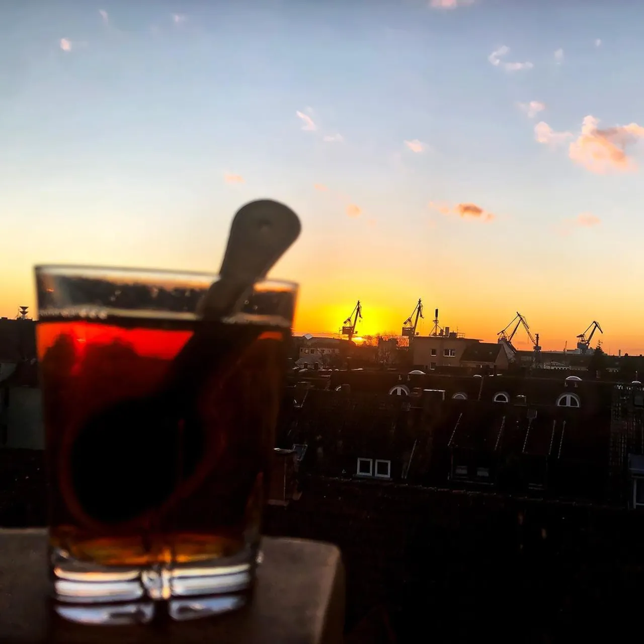 Was eine #TeaView, oder was meint ihr?! 🥰

Für so manch einen geht die #TeeSaison jetzt erst so richtig los … manch anderer hat gar keine Saison, sondern trinkt das ganze Jahr über seinen #LieblingsTee 💪

Welcher Typ seid ihr: Typ Saison oder Typ Ganzjahr? 

#Spoondrink #TeeZeit #Löffeltee #TeeImLöffel #TeeLöffel #TeeLiebe #TeeLiebhaber #TeeTrinken #TeeKultur #TeaTime