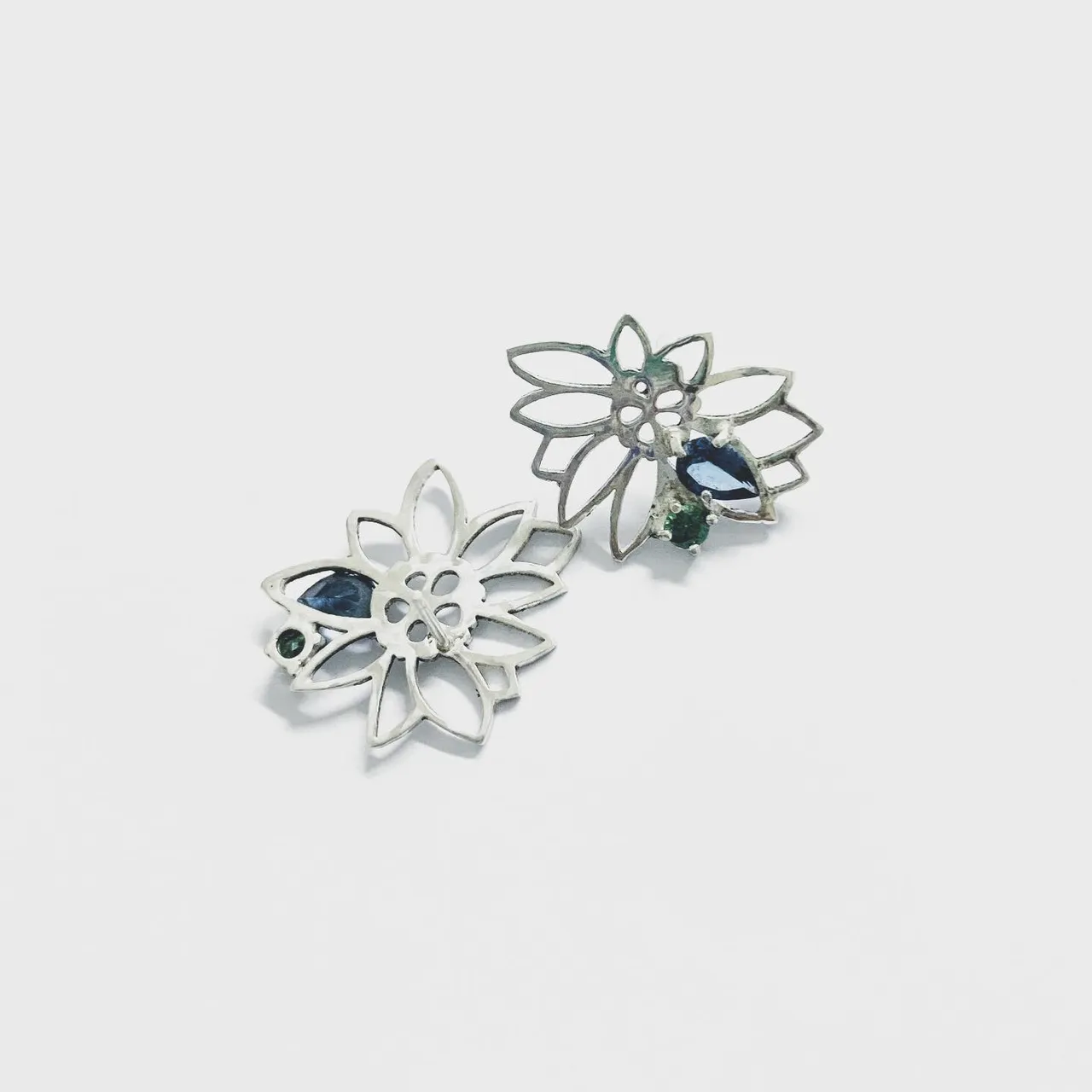 Aile fleurie
Boucles d’oreilles
Silver 925
London blue topaze
Green swarovski crystal
#꽃의파편은원래날개였다
토파즈의 의미 : 성실, 용기를가지고 미래에 임하다
I
o
h
c
o
Ë
s
n
i
m
#ailefleurie #londonblue #green #swarovskicrystals #topaze #iohcoesnim #11월탄생석 #토파즈 #탄생석 #11월