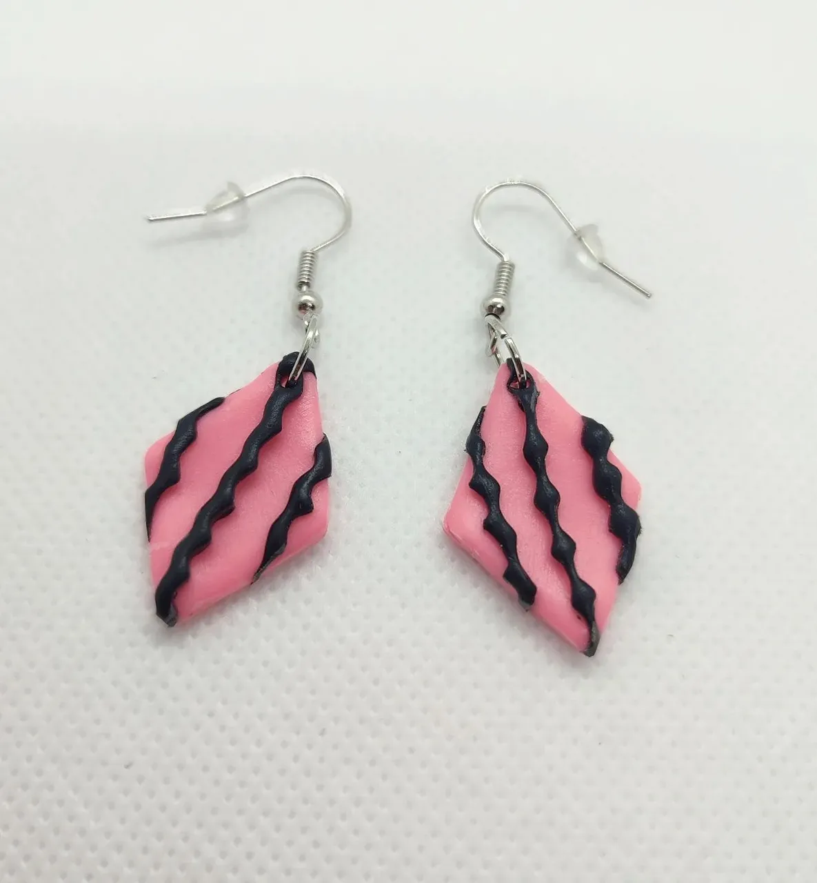 ¡Los vimos en azul y ahora os traigo otra combinación! 💓🖤
........
We could see it in blue and now, I show you these earrings in other colours! 💓🖤

#earrings #rombo #colores #colours #handmadejewelry #handmade #handmadeearrings #personalizables #pendientesartesanales #pendientes #gift #regalosoriginales  #originalgift #regalo