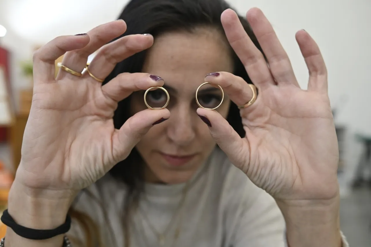 מה עושים עם טבעות הנישואין, אחרי שמתגרשים?⁠
מביאים אותן לסדנה ויוצרים מהם תכשיטים חדשים - עבורכם או עבור הילדים 🥰⁠
⁠
פרטים באתר:⁠
bit.ly/sadnarec⁠
⁠
מדבר אליכם?⁠
דברו איתי 052-3449584⁠
⁠
חלום צרוף - תכשיטים בעיצוב אישי⁠ | בית הספר לצורפות במודיעין | לימודי צורפות (גם) אונליין | סדנאות צורפות חווייתיות | מיחזור ושידרוג תכשיטי זהב⁠
⁠
#סדנה #זוגית #צורפות #טבעות #גירושין #טבעותגירושין #מיחזור #זהב #מיחזורזהב #מודיעין #מודיעיןמכביםרעות #DivorceRings #workshop #makeyourown #recycledgold #modiin