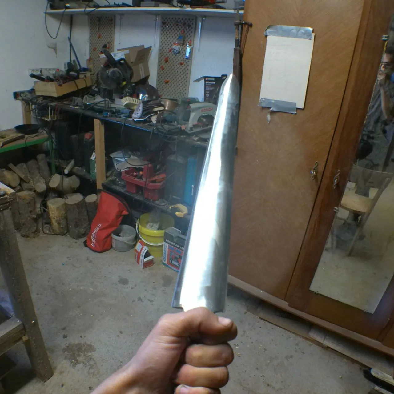 les couteaux c'est trop petit .. j'me met aux épées ! (non j'ai rien à compenser ! xD) l'une est une commande l'autre est pour mon atelier :) sur les deux il y aura gravé "que la lumière soit" en l'honneur du Discernement, outil de l'esprit qui nous permet d'y voir clair, souvent représenté par une épée dans les œuvres qui en parlent (d'où l'objet)

#artisanat #artisanatdart #artisanatdartfrancais #artisanatfrancais #knife #forge #swordmaking #sword #discernementspirituel #discernement #spiritualité #esotérisme