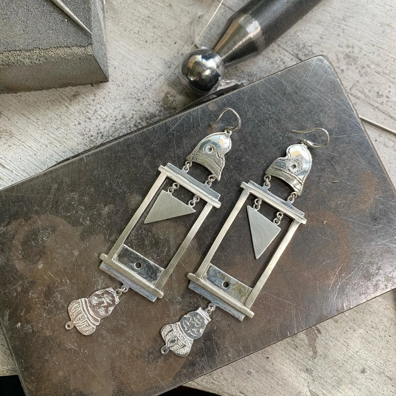 Bijoux made to order 
@minseobyminseo
#guillotine 
I
o
h
c
o
Ë
s
n
i
m
#gillotine #단두대 #17세기 #프랑스 #17èmesiècle #argentmassif #argent #orfèvre #artist #핸드메이드주얼리 #오더메이드주얼리 #금속공예 #금속공예가 #디자이너주얼리  #갤러리 #주얼리선물 #핸드메이드 #실버주얼리