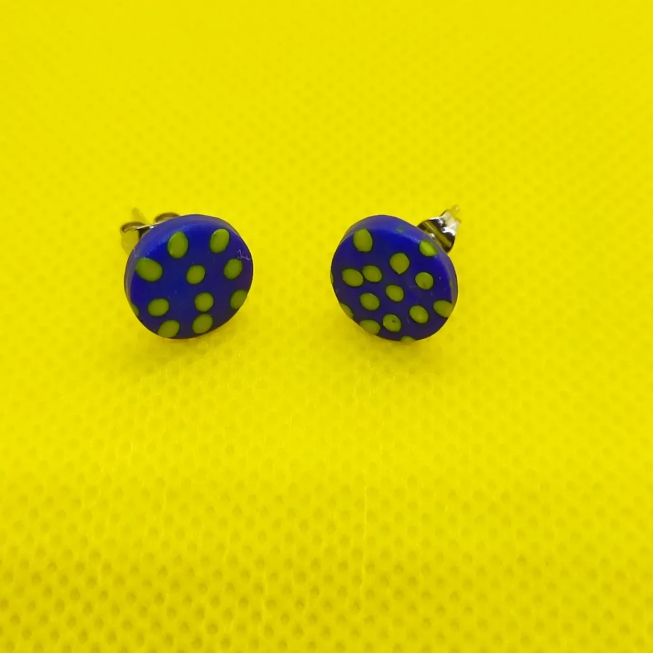 ¡Martes y nuevos pendientes! 💙💛
...........
Tuesday and new earrings! 💙💛

#personalizables #pendientesartesanales #pendientes #azul #amarillo #colores #colours #blue #yellow #handmadejewelry #handmade #handmadeearrings #arcillapolimerica #artesania #artesanal