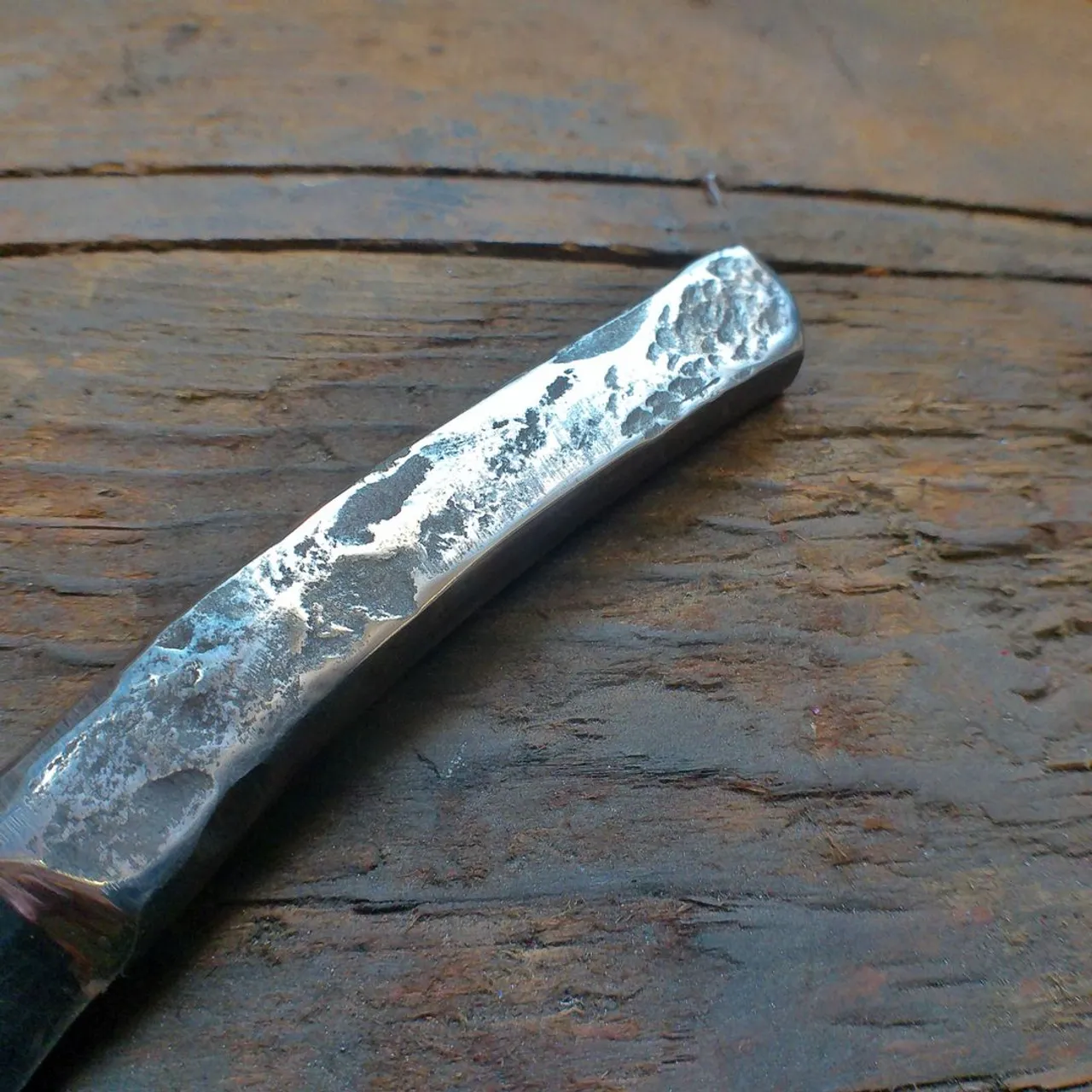 et un de plus ! lien de la boutique en bio ;)
prix : 160€
#knife #couteau #brutdeforge #forge #art #artisanatfrancais #artisanatdart #artisanat