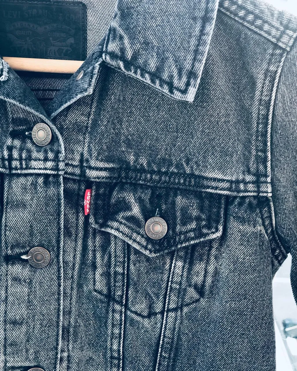 "C O U R A G E"
.
.
Custom piece, women's extra small Jean jacket  On SALE now: link in bio🐯
#custommade #handpainted #custommadejeanjacket 
#tiger #custompiece #art #levis #tigerart #courage