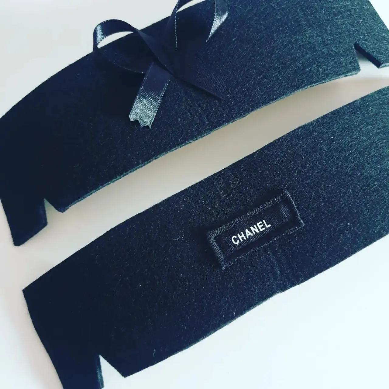 You're probably wondering what these are? They are felt protectors for storing your Chanel GST. They keep the weight of the rings off the the leather. Making sure no indentation will occur when the bag is stored away 😱. I am all about keeping your bags protected so you can also consider shaper pillows to achieve long term bag longevity 😇 (organisers available too)
Visit my Chanel shop on
www.luxurybagheaven.com
#gst #chanelstore #chanel #chanelgst #chanelpst #ccgst #cc #luxurybagheaven #chanelflapbag