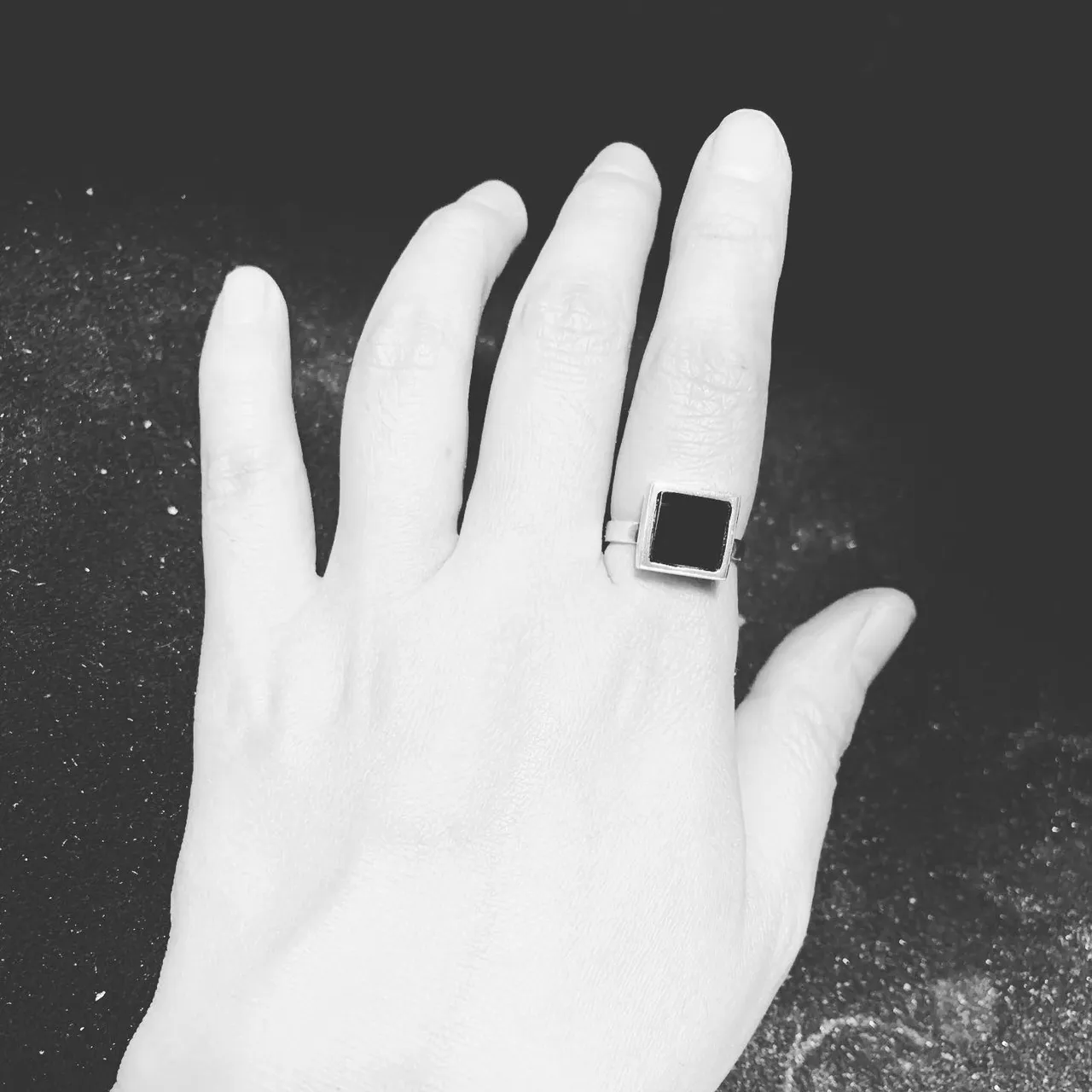 Black onyx 
Bague 
Ring 
Argwnt massif 
Silver 
I
o
h
c
o
Ë
s
n
i
m
#onyx #carré #argent #silver #black #noir #bague #ring #반지 #指輪 #핸드메이드주얼리 #오더메이드주얼리 #금속공예 #금속공예가 #디자이너주얼리  #갤러리 #주얼리선물 #핸드메이드 #천연석주얼리 #오닉스 #블랙오닉스 #블랙스톤