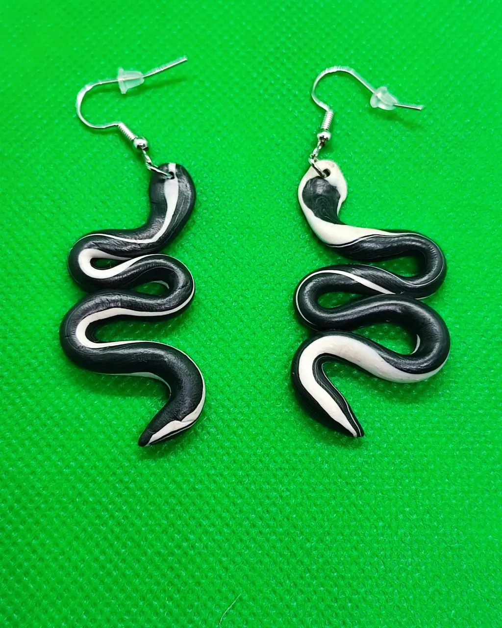 Me paso por aquí para enseñaros alguna novedad: ¡Serpientes! 🐍

...........
I want to show a new snake earrings! 🐍

#artesanal #artesania #pendientesartesanales #earrings #handmadejewelry #handmade #handmadeearrings #snake #snakeearrings #blackandwhite