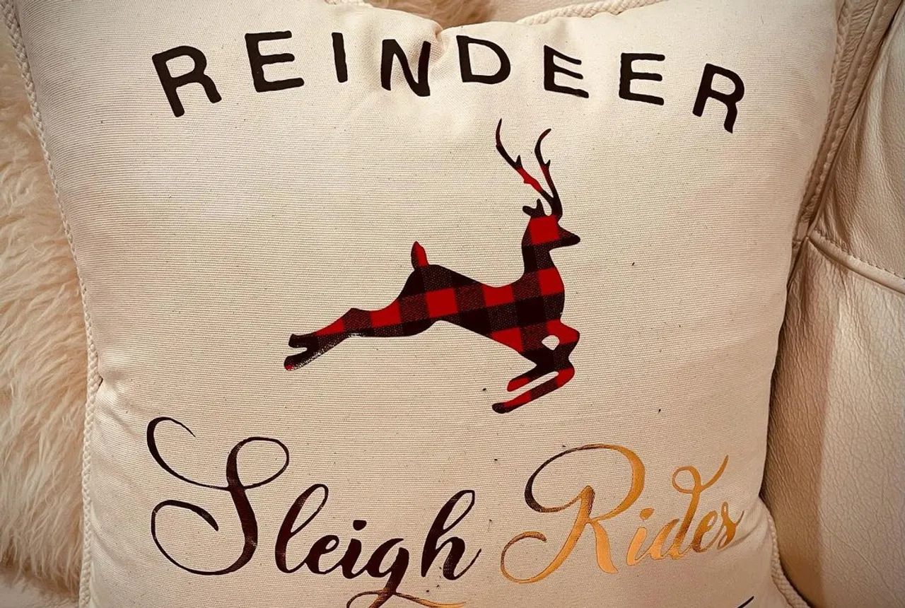 It’s Christmas at SUEDEKLOTH! pick up your American made holiday decor and celebrate your Christmas worth luxury quality decor! Order before December 15th to get in time for Christmas. Psssstttt…. Home decor makes wonderful gifts!
#homedecor #homedecoration #homedecorating #christmasdecor #christmastree #christmasdecorations #madeinamerica #americanmade #usa🇺🇸 #america #merica
