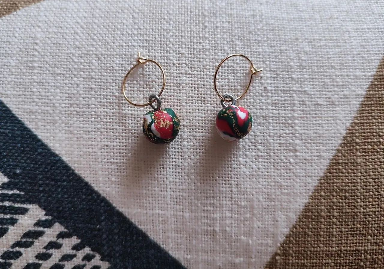 Christmas collection! 🎄🎅🥳

#arcillapolimerica #artesania #artesanal #christmascollection #christmas #etsy #etsyshop #polimerclay #personalizables #pendientesartesanales #pendientes #personalize #handmadejewelry #handmade #handmadeearrings #jewelry