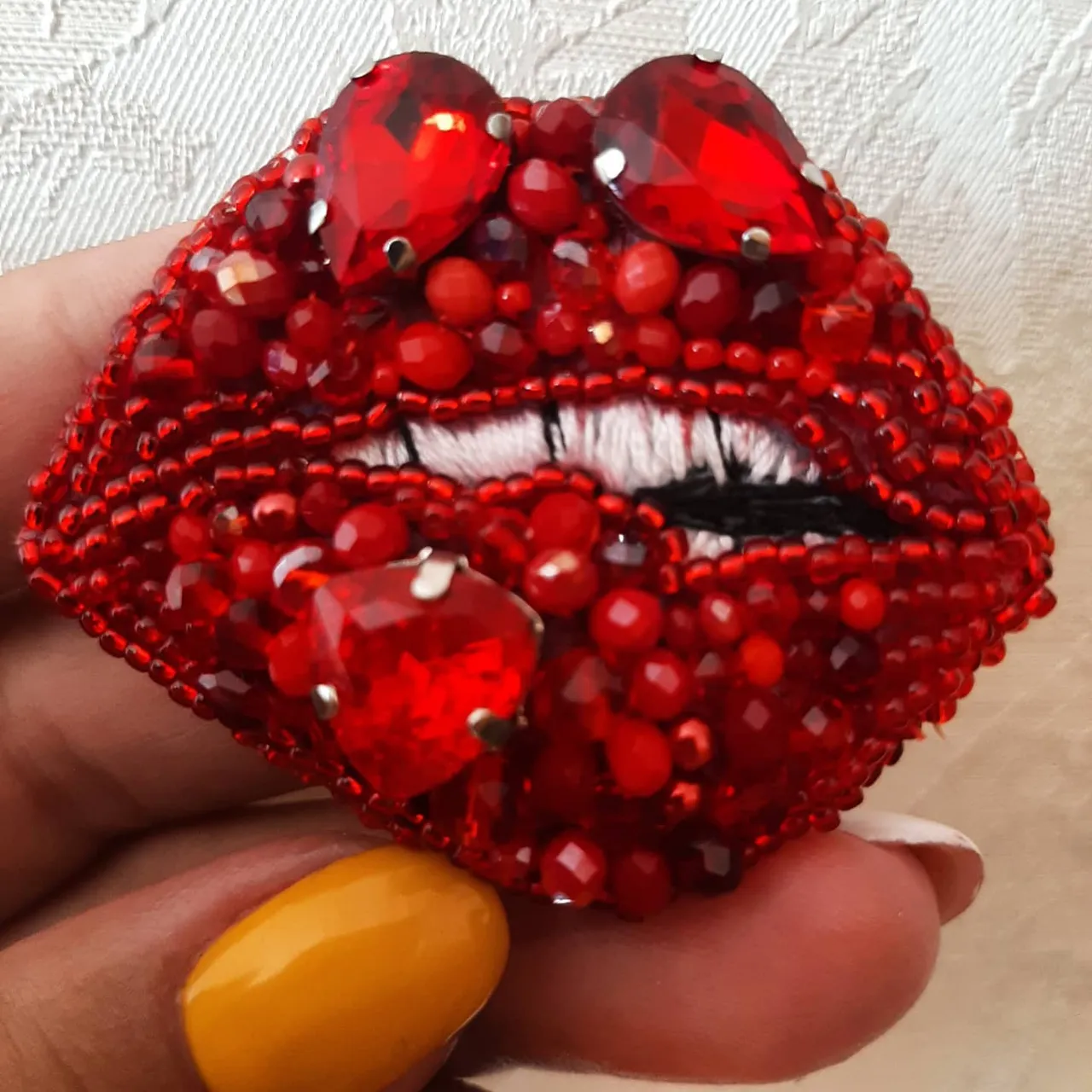 Новенькая, еще горяченькая брошь готова. Разнообразные оттенки красного смотрятся шикарно на любом фоне. Хороший подарок себе и близким. Доступна к приобретению, доставка бесплатная.
#купитьброшьизбисера #купитьброшьукраина #купитьброшь #купитьброшьвподарок #купитьброшьспайеток #куппитьброшьсвоимируками #купитьвышитуюброшь #купитьброшьхендмейд #buyhandmadebrooch #buybeadedbrooch #buybrooch 
#брошьвышивка #брошьбисер
🇺🇦🇺🇦🇺🇦Для заказа по Украине 
https://shafa.ua/member/olgashulgina20
И https://shulginaolga2.crafta.ua/
🌏🌏🌏🌎🌎🌎🌍🌍🌍🌍🌍🌍Доставка в другие страны 
https://www.etsy.com/shop/DigiUniquePrintBox?ref=seller-platform-mcnav