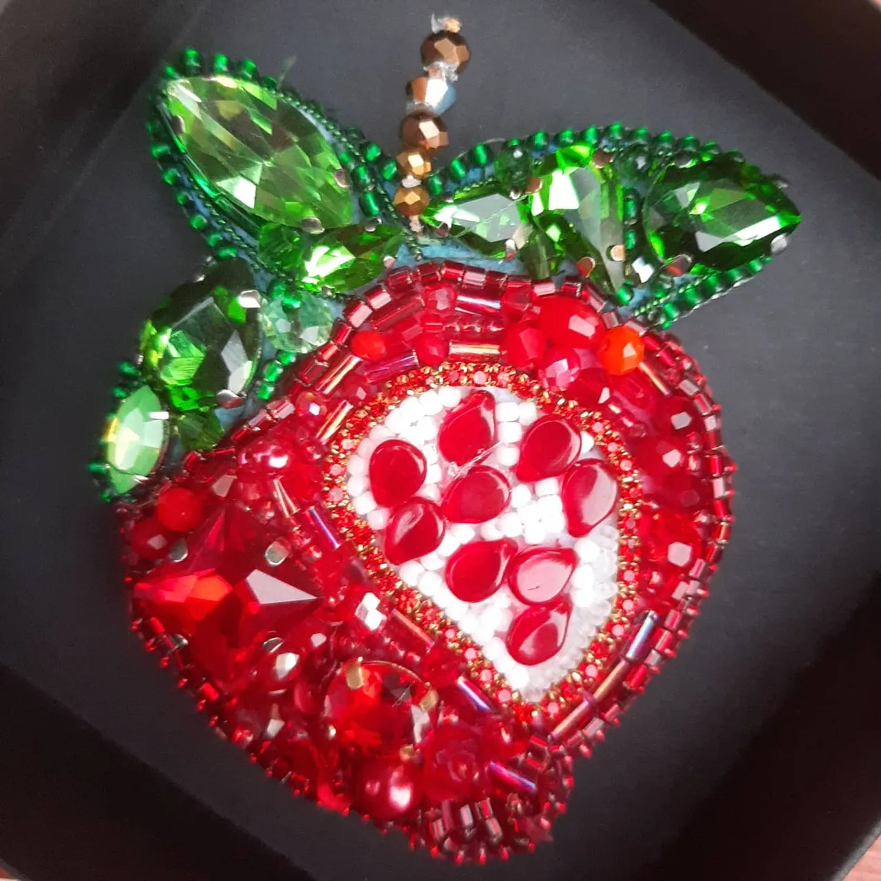 Супер вкусный и спелый гранат. 
Ярко красная брошь вышитая кристаллами, бусинами разных форм и размеров.
 Размер 5×6.
На магнитной застежке.
Готова украсить любой летний образ.
Станет прекрасным подарком вашим родным и близким, коллегам.
В наличии.
550грн.
В подарок.
Доставка бесплатная.
#купитьброшьизбисера #купитьброшьукраина #купитьброшь #купитьброшьвподарок #купитьброшьспайеток #куппитьброшьсвоимируками #купитьвышитуюброшь #купитьброшьхендмейд #buyhandmadebrooch #buybeadedbrooch #buybrooch 
#брошьвышивка #брошьбисер
🇺🇦🇺🇦🇺🇦Для заказа по Украине 
https://shafa.ua/member/olgashulgina20
И https://shulginaolga2.crafta.ua/
🌏🌏🌏🌎🌎🌎🌍🌍🌍🌍🌍🌍Доставка в другие страны 
https://www.etsy.com/shop/DigiUniquePrintBox?ref=seller-platform-mcnav