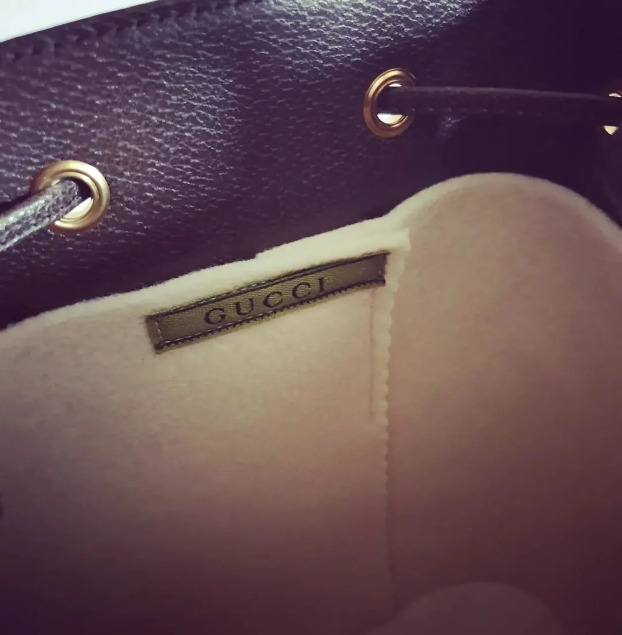 Just look at the green!
#gucci ophidia new or preloved, will always have my heart.
Did you know I have a designated liners/organisers shop on
https://www.luxurybagheaven.com/gucci-shop-bag-organiser-liner-insert-shaper-accessories
? Make sure to have a browse 
#gucciophidia #vintagegucci #guccigreen #gg #marmont #guccibucketbag #bucketbag #cherryline #ggcanvas #guccicanvas