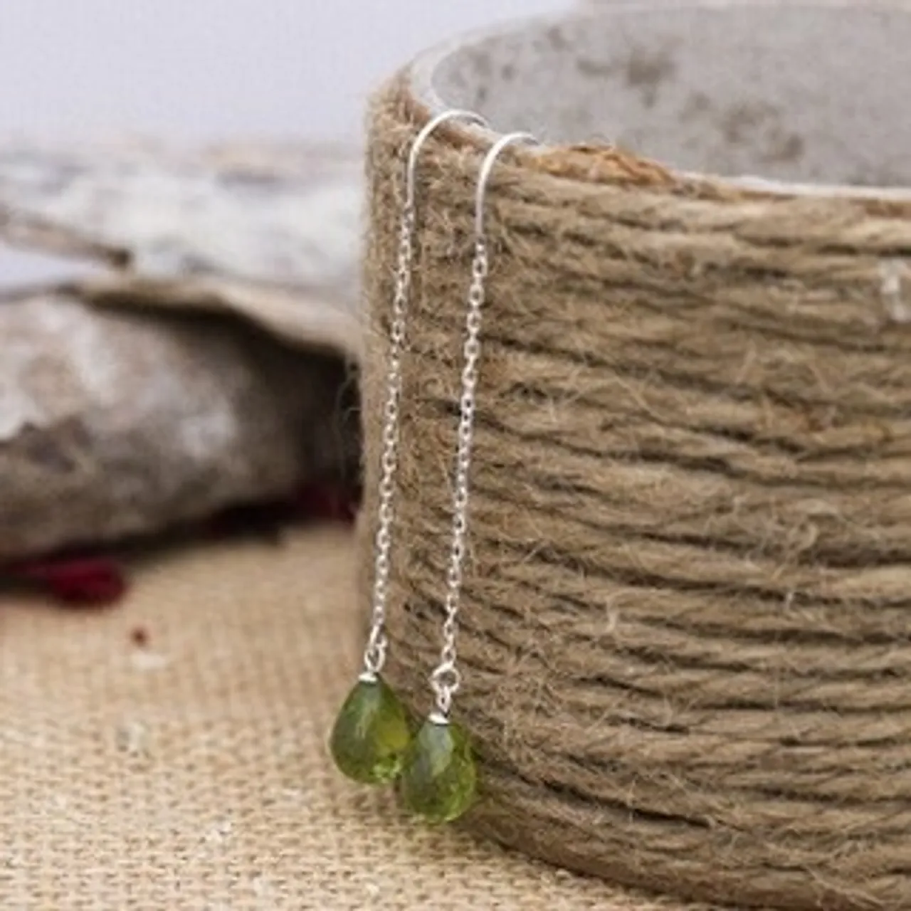 פטדה - פרידוט (Peridot) - אבן הלידה של חודש אוגוסט
אמונות ואגדות בתקופות שונות
– ביהדות. פטדה היא אחת האבנים המופיעה בחשן הכהן הגדול. לאורך השנים בתרגומים שונה השם פטדה לטופז.
– המצרים הקדמונים. הפרידוט נמצאה בתכשיטים שלהם כבר מהאלף השני לפנה"ס. היסטוריונים מאמינים שאוסף אבני האמרלד המפורסם של קליאופטרה למעשה היה אבני פרידוט.
– באירופה ובימי הביניים. הפרידוט שובצה באוצרות הכנסייה. הצלבנים הביאו את הפרידוט לאירופה, אז נחשבה בטעות לאמרלד.
– אמונות שונות. בעזרת הצבע הירוק הפרידוט מביאה אנרגיה של שמחה. אמונות שונות מספרות כי היא עוזרת לגרש שדים.
– סגולות ריפוי. יש המאמינים כי הפרידוט בעלת יכולה מרגיעה, מביאה איזון רגשי, מחזקת את הביטחון ומרפאת לב פגוע.
המאמר המלא באתר
https://www.dream-smith.co.il/peridot
אבני חן כאבני לידה
אבני הלידה הינן אבני חן המסמלות את חודש הלידה בלוח הגרגוריאני. במדינות רבות מקובל להעניק את האבן במתנה כשהיא משובצת בתכשיט. אנשים רבים בעולם מאמינים שהאנרגיות הטבעיות של הקריסטלים מועברות לאדם שנושא אותם ומעניקות לו בריאות ומזל.
תייגו בתגובות חברות וחברים שלכם - ילידי חודש אוגוסט - כדי שיכירו את אבן המזל שלהם 💎
חלום צרוף - תכשיטים בעיצוב אישי | בית הספר לצורפות במודיעין | לימודי צורפות (גם) אונליין | סדנאות צורפות חווייתיות | מיחזור ושידרוג תכשיטי זהב
#אבןלידה #אבןלידהאוגוסט #פרידוט #פטדה #ירוק #עגילים #זהב #BirthStone #Peridot #August #green #earrings #naturalgems #untreatedgems #sustainablebeauty