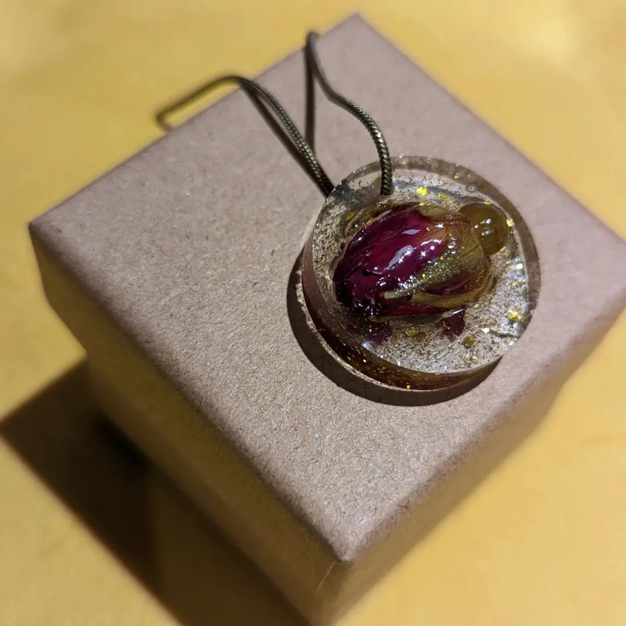 Resin necklace with raised dried rosebud and gold sparkles.🌹
Comes on an antique style snake chain.
Designed and made by Rachael.
#resin #resinjewelry #resinart #handmadejewelry #handmadeuk #handmade