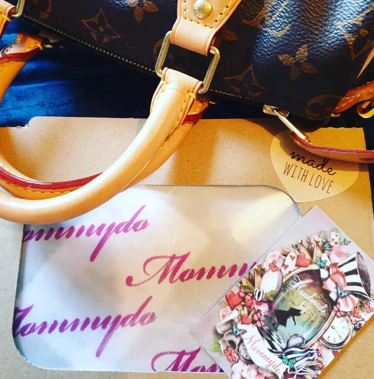 A big big shout out to @momm.ydo for this amazing product The Speedy Handle Covers. My speedy got 3 compliments in the boutique today. Especially impressed with the zipper pull and lock protectors 😍🤩.
❤
What can say apart from,  my speedy is happy,  you're one talented and clever lady! And I'll be coming back very very soon @momm.ydo 
🤎
Don't hesitate to buy this product, made to your request and colour choice in the UK!  Not one like it anywhere else that would like to accompany my bag
#luxurybagheaven #louisvuitton #lvspeedy20 #lvspeedy25 #lvspeedy #speedy30 #speedy20 #speedy30 #lvspeedybandouliere #edinburgh #madeinuk