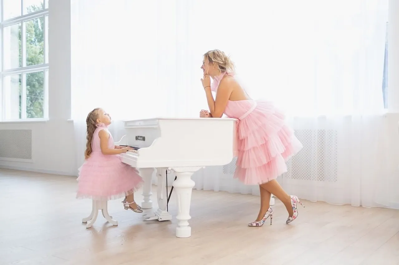 Šogad, šķiet, jauno mācību gadu sagaidīsim gana silti, lai uztiktu bez jaciņām un vestēm 🌺🥰
 
Daiļās skolnieces varēs pirmo ierakstu jaunās dzīvesgrāmatas baltajā lapā, ievilkt, esot tērptas ne mazāk daiļās kleitās! 🎀
 
Vai esi jau izvēlējusies īpašo tērpu savai meitenei viņas īpašajā dienā?
 
*Foto redzamā komplekta cena ir 160 eur
 
Piedāvājam gan individuālās šūšanas pakalpojumus, gan iespēju izvēlēties savu sapņa kleitu no gataviem modeļiem 
🌟Plaša tilla, mežģīņu un audumu krāsu izvēle. Var arī kombinēt krāsas 🌟Kleitas garumu/dizainu var mainīt 🌟Kleitas tiek šūtas pēc jūsu individuālajiem mēriem vai jebkura standarta izmērā no 74 cm līdz 147 cm un XS - XXL izmēros 
🌟Lai pasūtītu rakstiet PM vai Viber/Whatsapp 29 787 257, lai pielaikotu un redzētu gatavas kleitas. 
 
#backtoschool #septembris #klase #mācības #grāmatuplaukts #šūšana #rīga #mode #dress #mode2022 #rudens