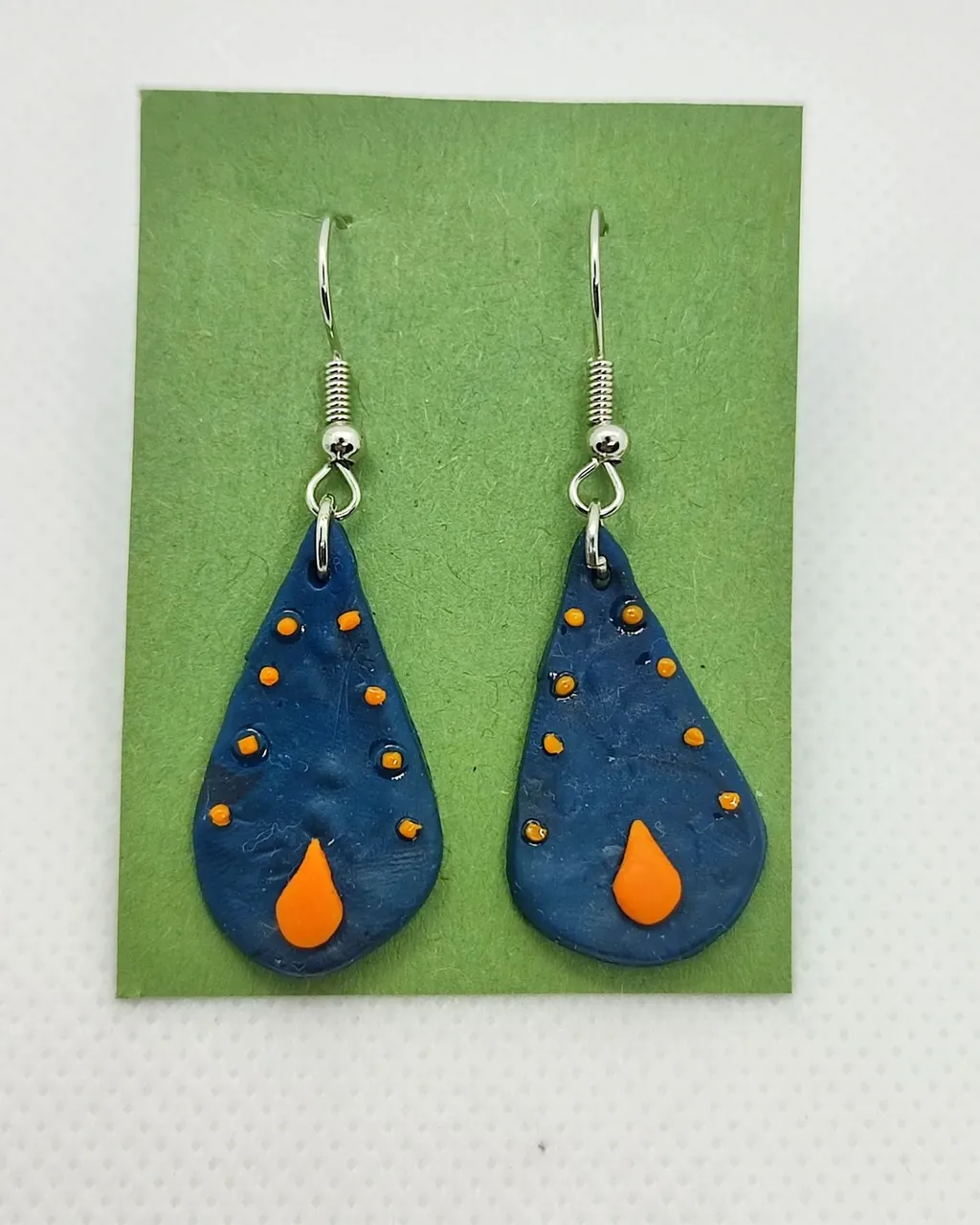 ¡Perfectos para el finde que ya llega!
 💙🧡
..................
Perfect for your weekend outfit! 💙🧡

#artesania #arcillapolimerica #polimerclay #artesanal #personalizables #pendientesartesanales #pendientes #earrings #handmadejewelry #handmade #handmadeearrings #weekend