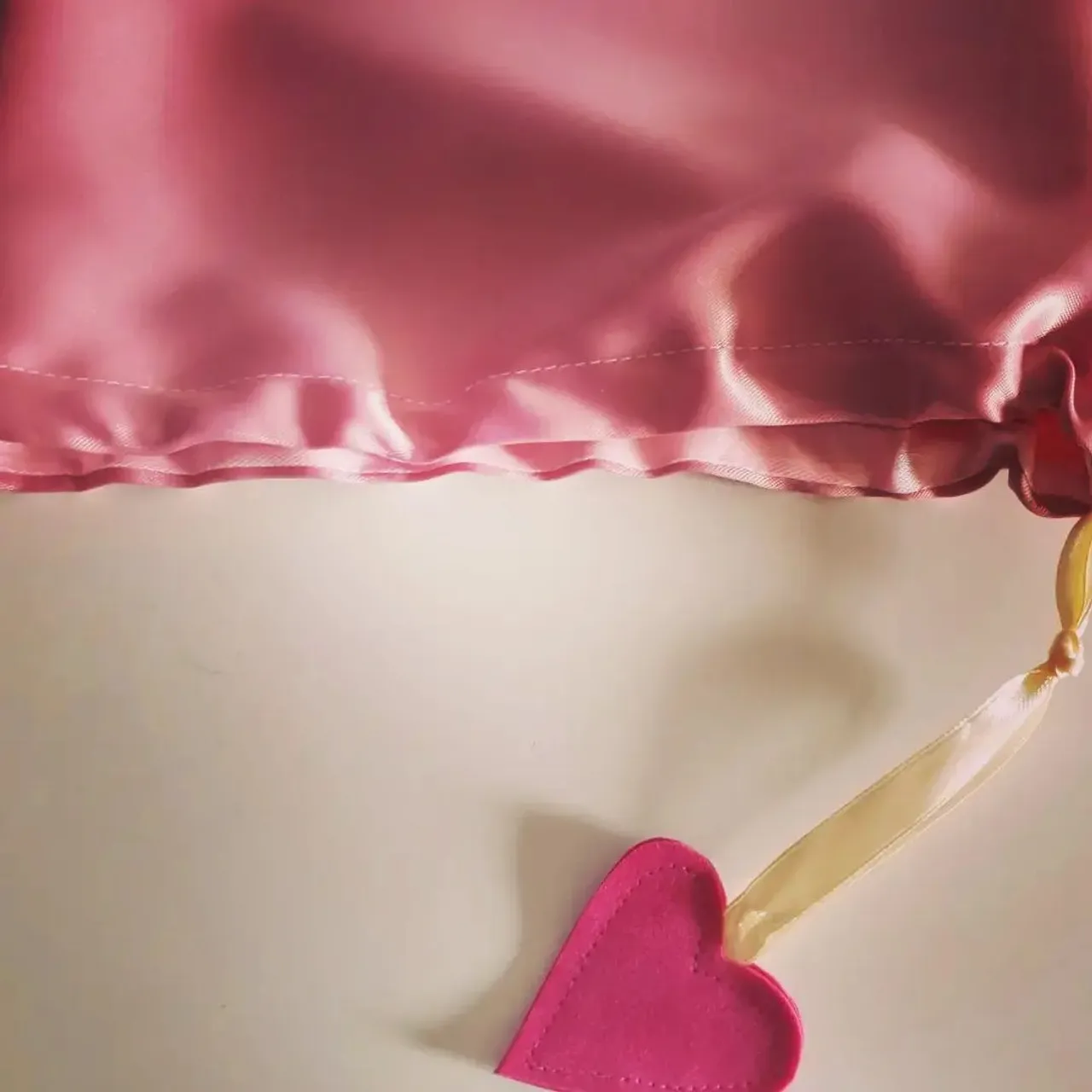 When you want something to keep your essentials under wraps but you don't want an organiser...dust bag! Yes I make them for special people, that know that I make them😉 combined with an Upcycled canvas bag hook, keeping it tidy (dust bag) & off the floor (hook) HEAVEN #luxurybagheaven #baghook #bagaccessories #lvbag #dustbag #bespoke #upcycled #satin #lvbagliner