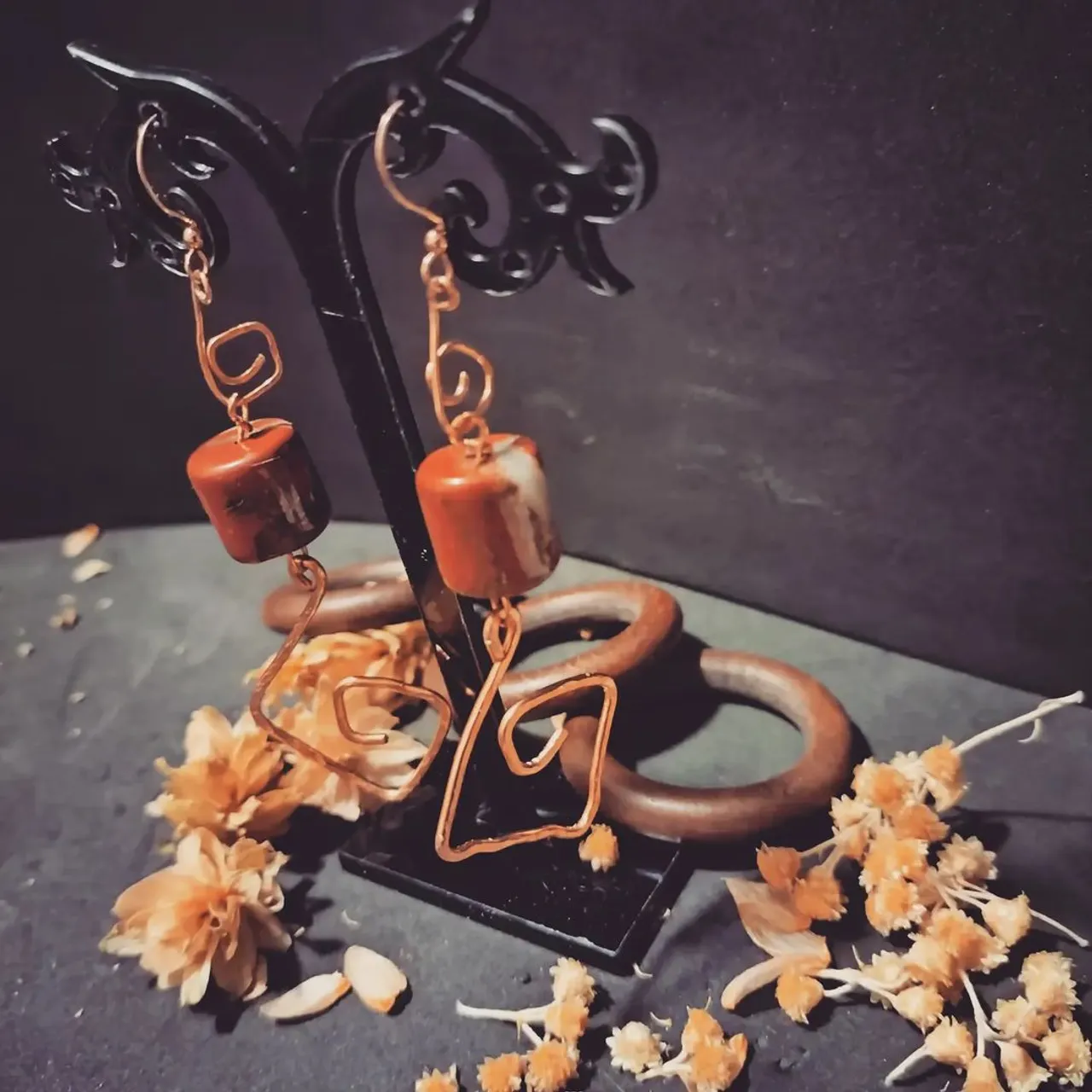 Orecchini in diaspro rosso venato e rame.
 Copper earrings with veined red jasper tubolar beads.
