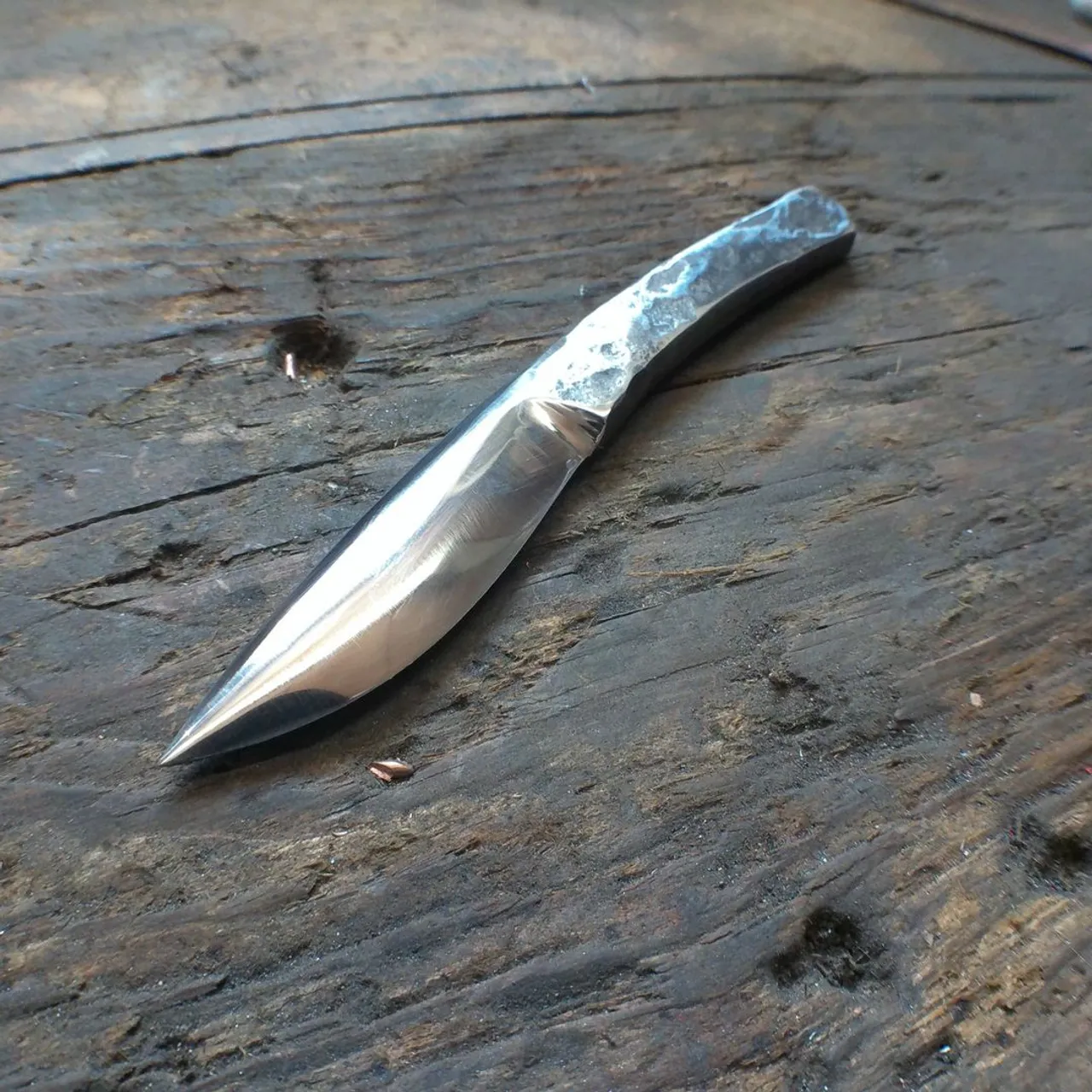 et un de plus ! lien de la boutique en bio ;)
prix : 160€
#knife #couteau #brutdeforge #forge #art #artisanatfrancais #artisanatdart #artisanat