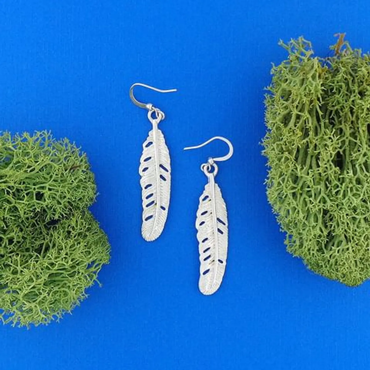 LAVISHY 883-141 #feather drop earrings from Flare collection: From Flare collection designed by LAVISHY, these handmade unique & fun earrings feature vintage style feather pendants.
Base metal: Zinc alloy
Plating: Imitation silver, gold, brass, antique silver & antique gold
Safety: Nickel & lead free, non-allergenic / hypo-allergenic
Pendant Measurement: 0.4 X 1.6 inch / 1 X 4 cm
Wholesale available at www.lavishy.com with other unique & fun fashion jewelry for gift shop & boutique buyers. We ship worldwide since 2001.