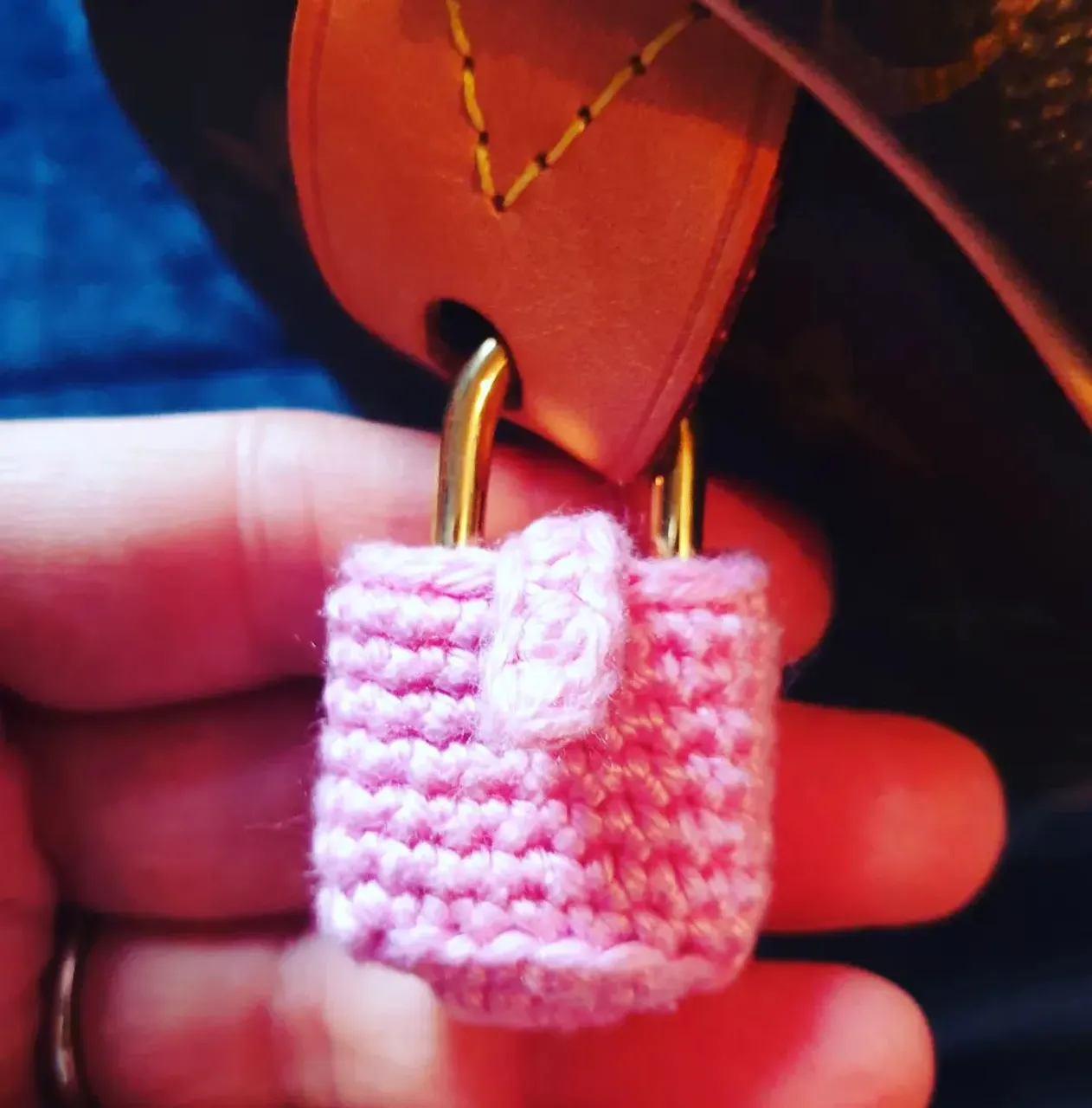 A big big shout out to @momm.ydo for this amazing product The Speedy Handle Covers. My speedy got 3 compliments in the boutique today. Especially impressed with the zipper pull and lock protectors 😍🤩.
❤
What can say apart from,  my speedy is happy,  you're one talented and clever lady! And I'll be coming back very very soon @momm.ydo 
🤎
Don't hesitate to buy this product, made to your request and colour choice in the UK!  Not one like it anywhere else that would like to accompany my bag
#luxurybagheaven #louisvuitton #lvspeedy20 #lvspeedy25 #lvspeedy #speedy30 #speedy20 #speedy30 #lvspeedybandouliere #edinburgh #madeinuk