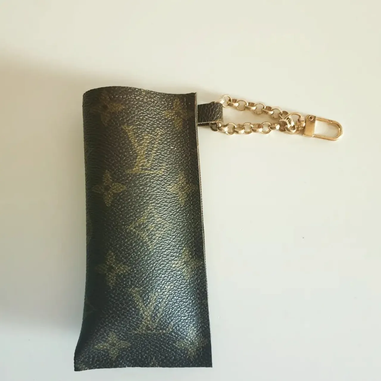 Finished on high note 🤞 repurposed canvas for a hand gel holder. Heading to a lovely customer who I met on Ebay! It's repeated customs that keep my heart going and I am so happy to offer the first of this NEW product to M. 😘  Wipeable interior from spillages #blessing #smallbusiness #onewomanband #bestcustomers #canvas #upcycle #upcycled #covid #slg #lvmonogram #lvspeedy25