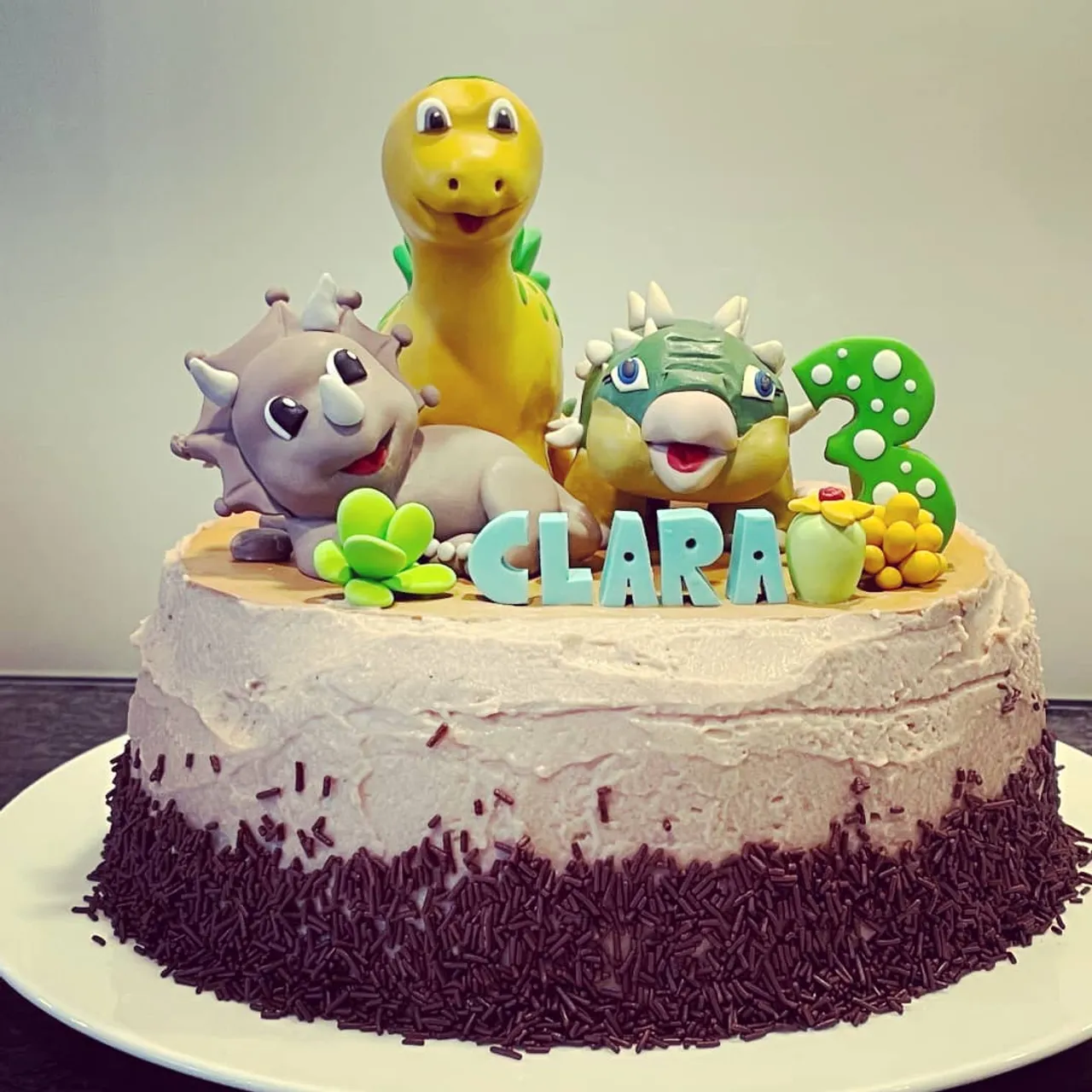 Another dinosaur cake topper 😀 you will find my shop in bio 👉👉 #caketoppers #birthdaycake #birthdaygirl #cakedecorations #jurassicworld #jurassicpark #dino #dinosaurs #triceratops #stegosaurus #ankylosaurus #firstbirthday #firstbirthdaycake #firstbirthdayparty #polymerclayarts #polymerclaycreations #polymerclay #fimocreations #clayart #figurine #etsyshop #etsyseller #smallbusiness #keepsake #etsymarket