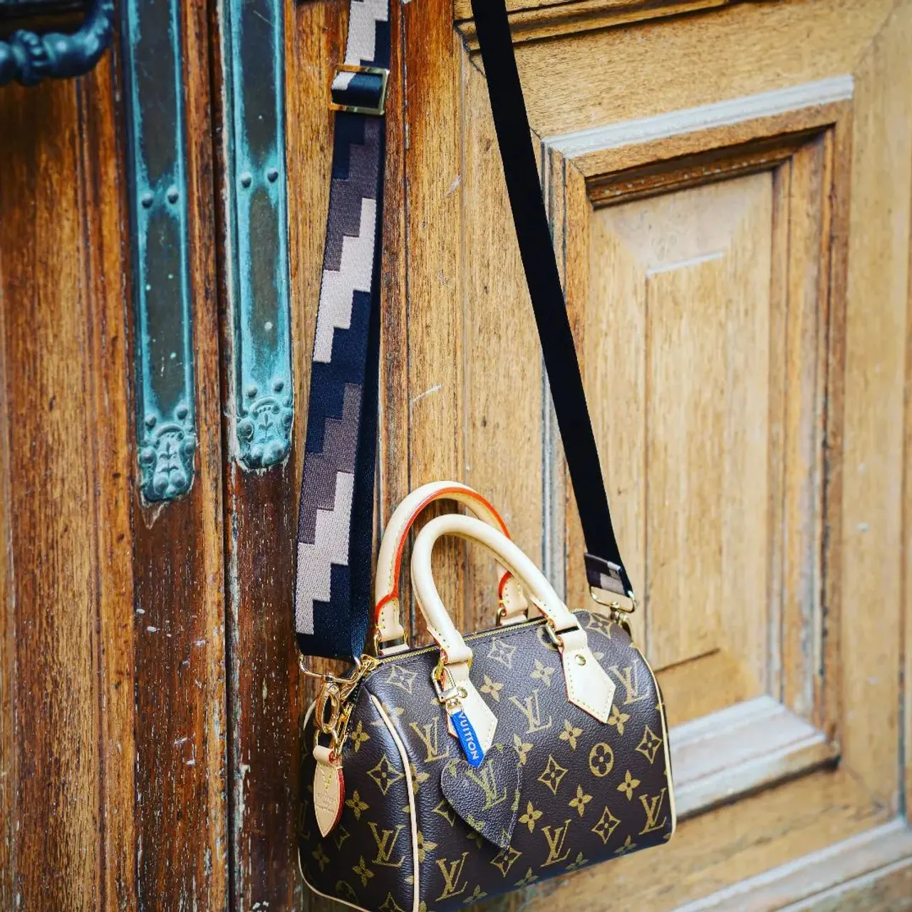 My photographer @rossmurrayphotography has captured the beauty of the strap, but I'm here to explain the functionality of it.

When we buy less but we still want more from our existing bag collection...we reach for the accessories. Pompoms,  charms and...straps. Because  they completely change the look of our bag.
So here is the lovely non slip 
Luxurybagheaven.com 
Strap. Available in brown tones or grey, gold or silver buckle. You choose.
#luxurybagheaven #lvspeedy25 #lvspeedy20 #lvpochetteaccessoires #fendimamabaguette #fendimama #bagaccessories #marcjacobstote #madeinuk #nonslip #lvpochette