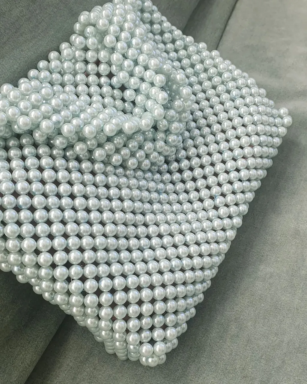 Размер: 21× 30 × 4см
Форма сумочки мягкая
Вес: 840гр
~ 1700шт

#maumaumiu_brand 
#bagpearl #pearl #pearlbag #beads #beadsbag #pērļusomas #pērles #бусины #сумки #somas
