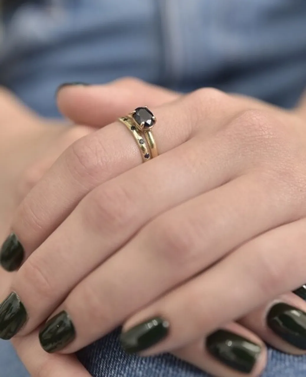 אבן החודש של ילידי חודש ספטמבר היא הספיר, הנחשבת לאבן החן של הנשמה.⁠
⁠
שתי גרסאות קיימות למקור השם "ספיר". אחת, מהמילה "סניפרייה" מסנקסקריט שמשמעותה "זה שקדוש לכוכב שבתאי". אפשרות נוספת היא המילה היוונית ספירוס שמשמעה "אבן כחולה".⁠
⁠
הספיר במצבה הטהור היא חסרת צבע, היא עשויה מתחמוצת אלומיניום. הימצאות של כמויות זעירות של תחמוצת ברזל ותחמוצת טיטניום הם שנותנים לספיר את צבעה. ספיר כחול באיכות טובה היא אבן נדירה ויקרה מאד ולכן יש לה חיקויים רבים. אבן הספיר ואבן הרובי זהות כמעט לחלוטין בהרכב הכימי ובצורת ההתגבשות. נדרשת מומחיות גדולה במציאת כיוון הליטוש הנכון לאבן מאחר ובמבנה הגביש של הספיר יש שבירה כפולה של האור ועל כן. רק בכיוון מסוים תתקבל מהגביש אבן יפה בעלת צבע יפה.⁠
⁠
המאמר המלא באתר:⁠
https://www.dream-smith.co.il/sapphire⁠
⁠
הטבעות בחנות:⁠
https://shop.dream-smith.co.il/⁠
⁠
אבני חן כאבני לידה⁠
אבני הלידה הינן אבני חן המסמלות את חודש הלידה בלוח הגרגוריאני. במדינות רבות מקובל להעניק את האבן במתנה כשהיא משובצת בתכשיט. אנשים רבים בעולם מאמינים שהאנרגיות הטבעיות של הקריסטלים מועברות לאדם שנושא אותם ומעניקות לו בריאות ומזל.⁠
⁠
תייגו בתגובות חברות וחברים שלכם - ילידי חודש ספטמבר - כדי שיכירו את אבן המזל שלהם 💎⁠
⁠
חלום צרוף - תכשיטים בעיצוב אישי⁠ | בית הספר לצורפות במודיעין | לימודי צורפות (גם) אונליין | סדנאות צורפות חווייתיות | מיחזור ושידרוג תכשיטי זהב⁠
⁠
#אבןלידה #אבןלידהספטמבר #ספיר #כחול #טבעות #זהב #BirthStone #Sapphire #September #birthstone #blue #gold #rings #naturalgems #untreatedgems #sustainablebeauty