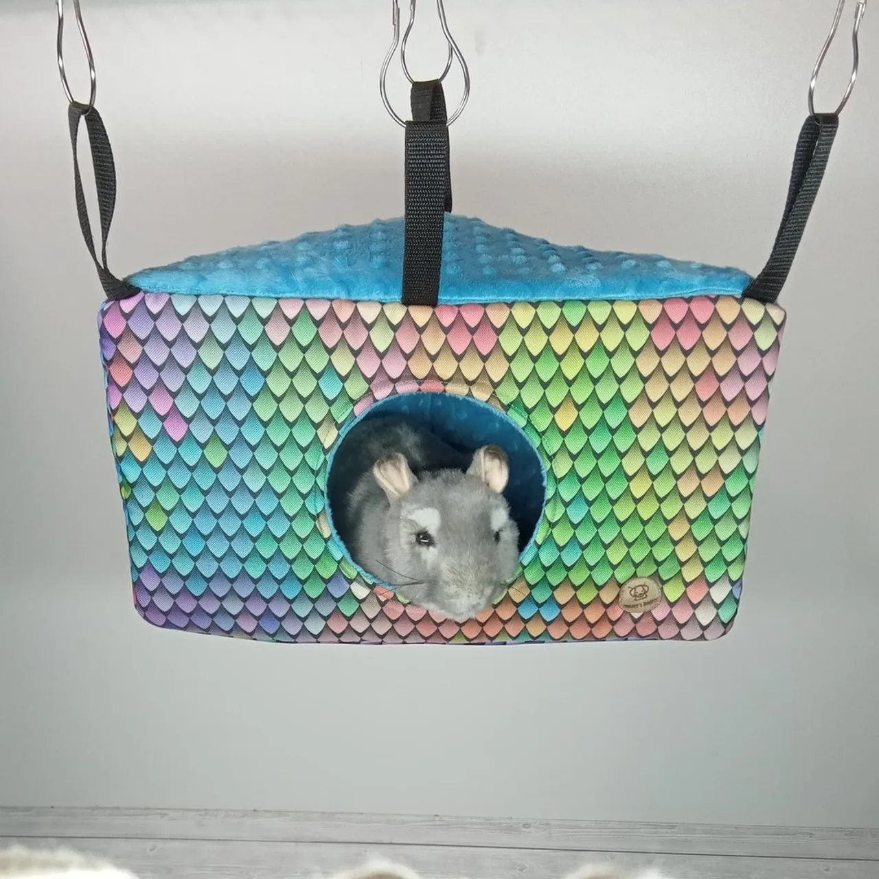 Trójkątny domek z pięknej kolorowej tkaniny😍🤩.
#ferretcageaccessories
#chinchillacageaccessories
#chinchillahammockset
#guineapighammockset
#zestawhamakowdlaswinkimorskiej
#zestawhamakowdlafretek
#zestawhamakowdlaszczurow