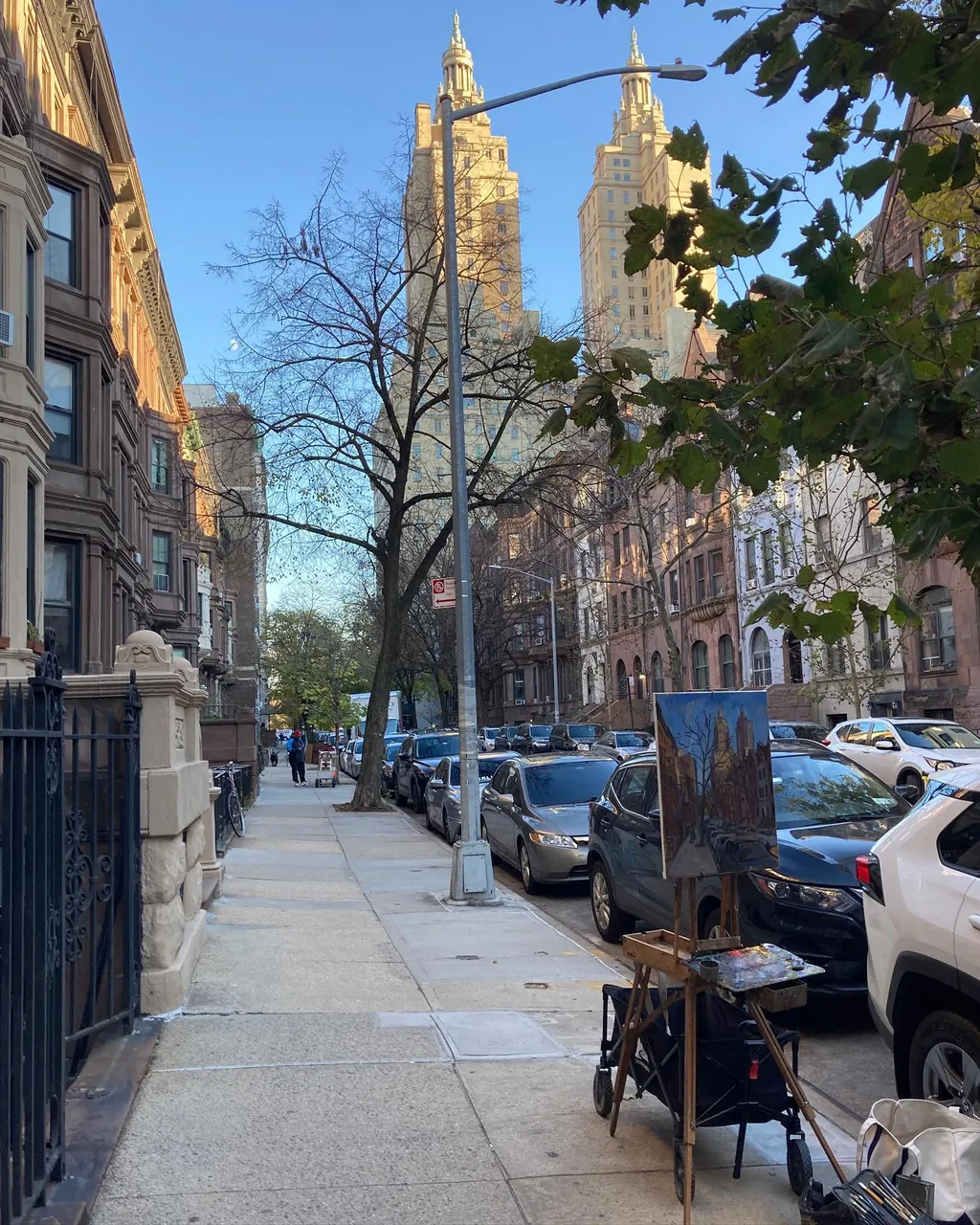 Delivering a picture Friday took me to West 75th street, where I was lucky to have a couple of hours to work on this. Not sure I’d ever seen this particular New York view. Jaw dropping.18x24 oil on linen DM for availability #paintingsoftheupperwestside #pleinaircityscape #sanremonyc #cityscapepainting #cityscapepainter #nycbrownstones #paintingsofnyc #urbanpleinair