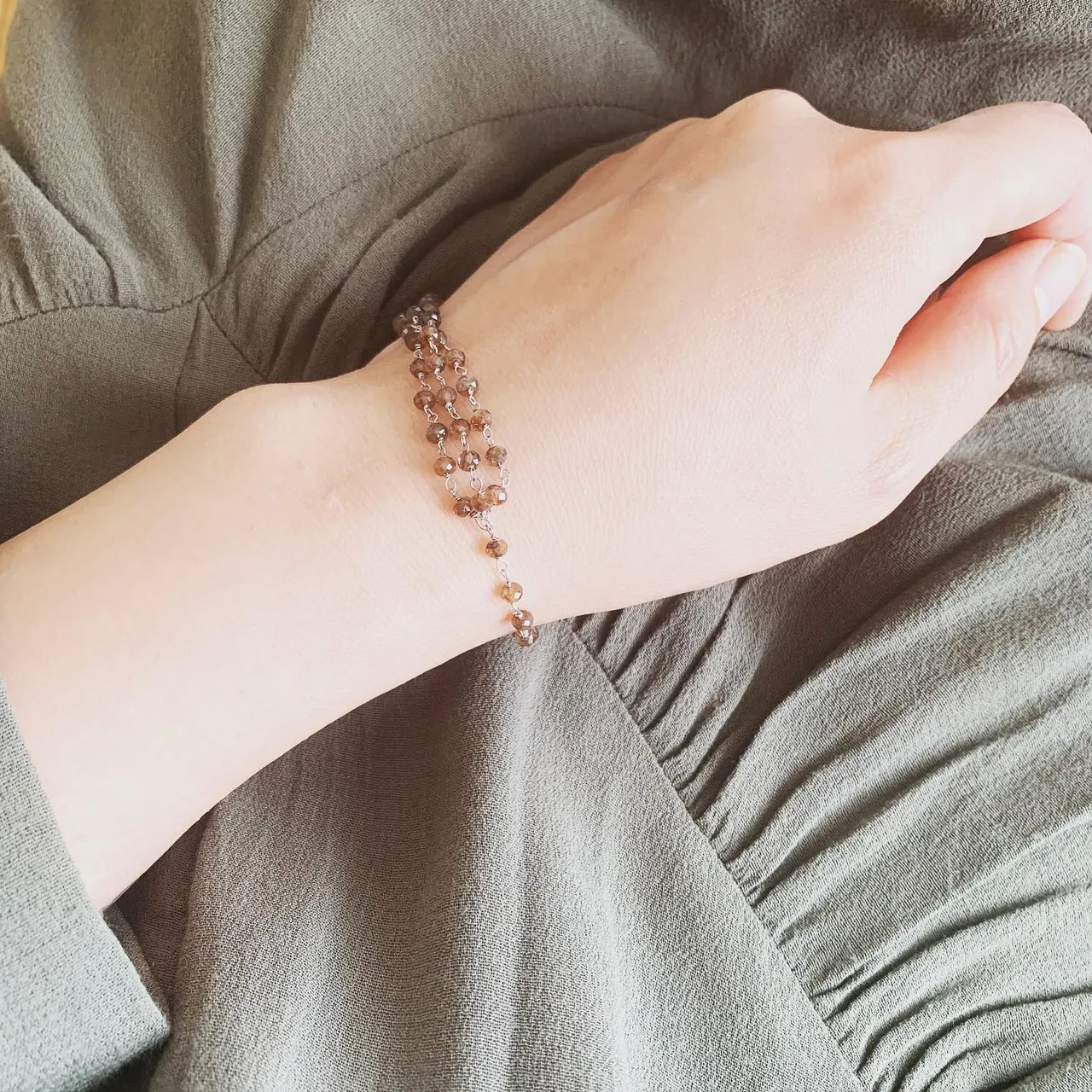 카키색과 매칭하니 잘 어울리는 #브라운스톤 #안달루사이트 
한국은 벌써 여름처럼 덥다던데. 프랑스는 아직 좀 추워요. 
I
o
h
c
o
Ë
s
n
i
m
#카키색코디 #브라운코디 #봄인데 #따뜻한브라운 #주얼리 #bijoux #jewelry #andalusite #천연석주얼리 #pierrenaturelle #maron #bracelet #팔찌 #발찌 #카키 와 잘어울리는 #브라운 #brown #brun #marron