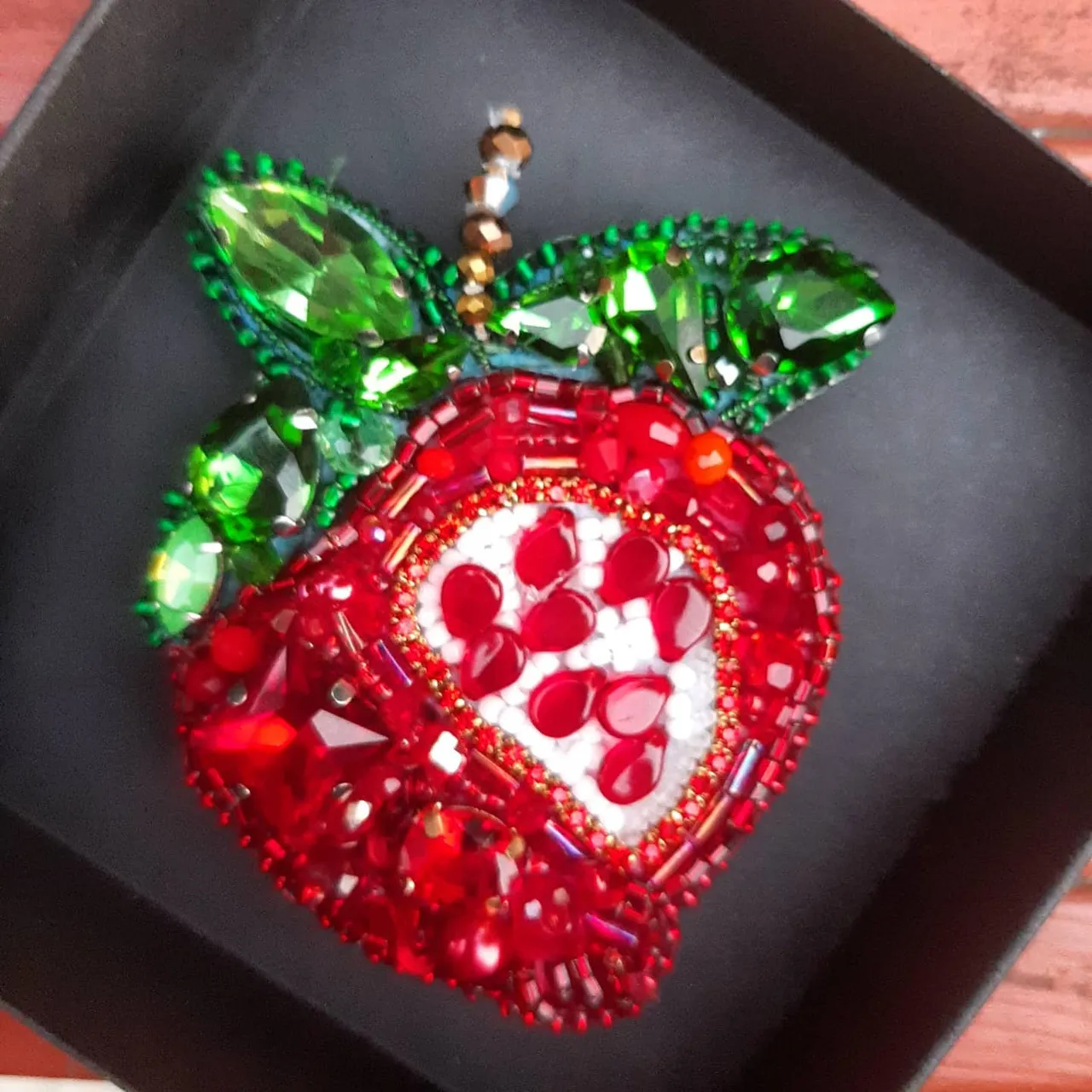 Супер вкусный и спелый гранат. 
Ярко красная брошь вышитая кристаллами, бусинами разных форм и размеров.
 Размер 5×6.
На магнитной застежке.
Готова украсить любой летний образ.
Станет прекрасным подарком вашим родным и близким, коллегам.
В наличии.
550грн.
В подарок.
Доставка бесплатная.
#купитьброшьизбисера #купитьброшьукраина #купитьброшь #купитьброшьвподарок #купитьброшьспайеток #куппитьброшьсвоимируками #купитьвышитуюброшь #купитьброшьхендмейд #buyhandmadebrooch #buybeadedbrooch #buybrooch 
#брошьвышивка #брошьбисер
🇺🇦🇺🇦🇺🇦Для заказа по Украине 
https://shafa.ua/member/olgashulgina20
И https://shulginaolga2.crafta.ua/
🌏🌏🌏🌎🌎🌎🌍🌍🌍🌍🌍🌍Доставка в другие страны 
https://www.etsy.com/shop/DigiUniquePrintBox?ref=seller-platform-mcnav