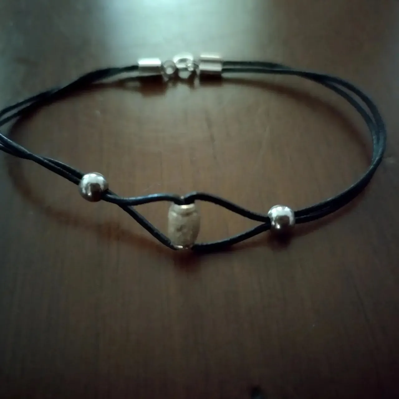 Braccialetto in doppio filo di cuoio con chiusura e accessori in argento 925.
Black double threads leather bracelet with Silver Sterling closure and accessories.