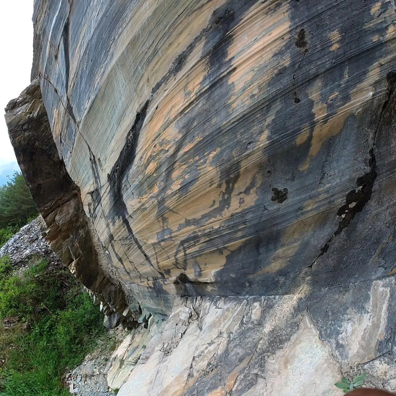 Continuez de faire ce que vous aimez ! Le reste est secondaire #dare2dreambig #mountain #alpessuisses #saillon #carrieredemarbre #marbre #grotte #mineabandoned #mine #speleology