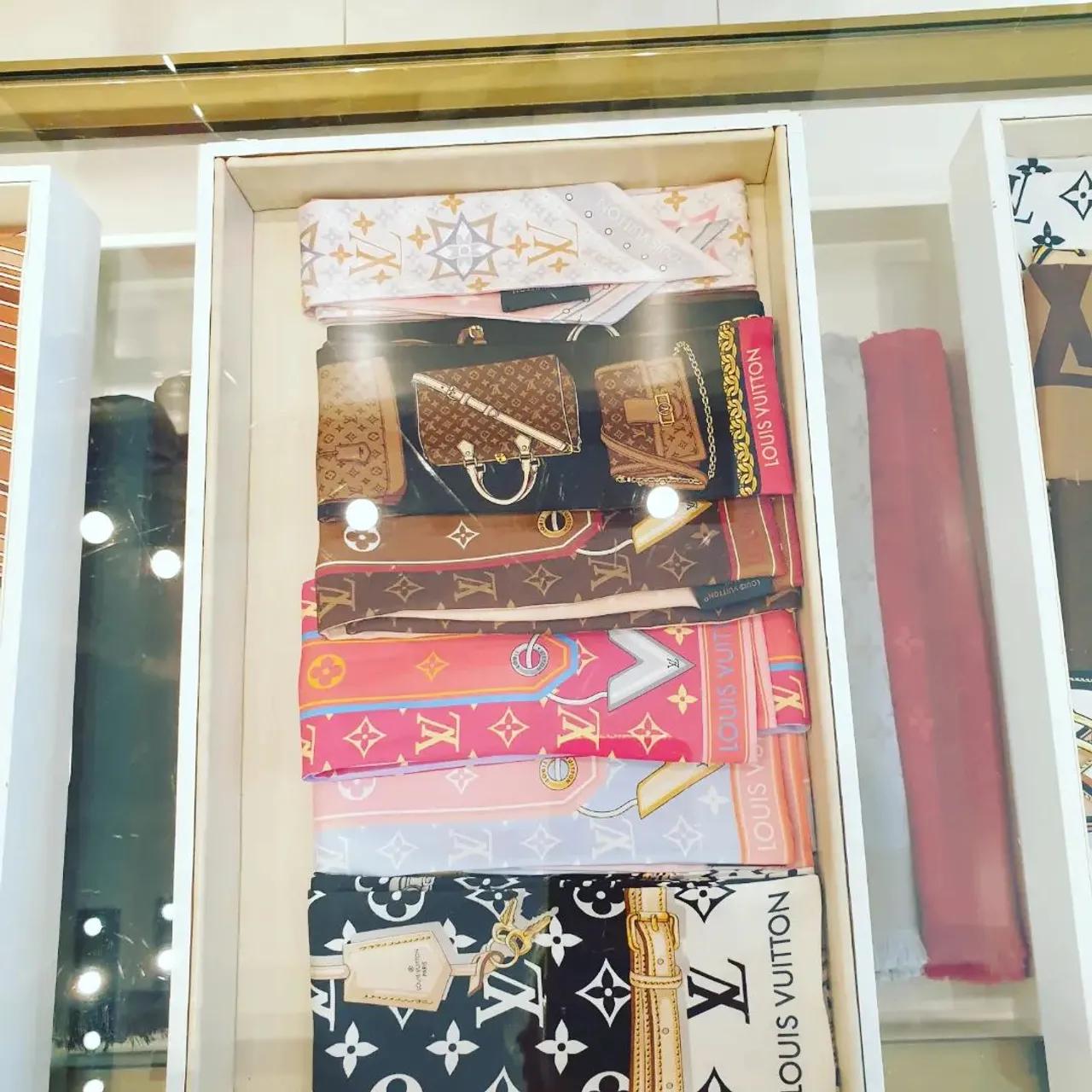 It was a sunny day in Edinburgh and I went to @harveynichols_edinburgh for some bag research. Met a lovely sale associate in Gucci (let me know if you want her numer) and looked and a bag and some silk twilly/bandeau.  Make sure to visit this bea city when you get a chance #edinburghbusiness #edinburgh #gucci #louisvuitton #lvbandeau #lvtwilly #gucciscarf #gg #lv #gucciophidia #scotland #visi #guccibag #lvconfidentialbandeau #lvscarf