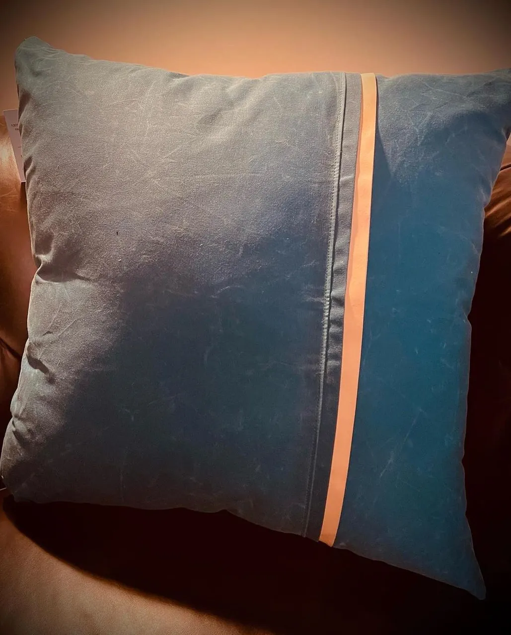 New indoor outdoor pillows only from @suedeklothusa these beautiful artisan pillows are made of 100% American waxed cotton to withstand the elements. This is the same fabric our military uses for coats, bags, etc. adorned with leather detailing these reversible pillows are sure to dress up any outdoor space - or indoor!choose your front and back color or use the same color on each side! Get yours today from the link in the bio.
#pillow #pillows #outdoors #swing #porch #porchdecor #porchlife #porchswing #porchsitting #americanmade #usa #waxedcanvas