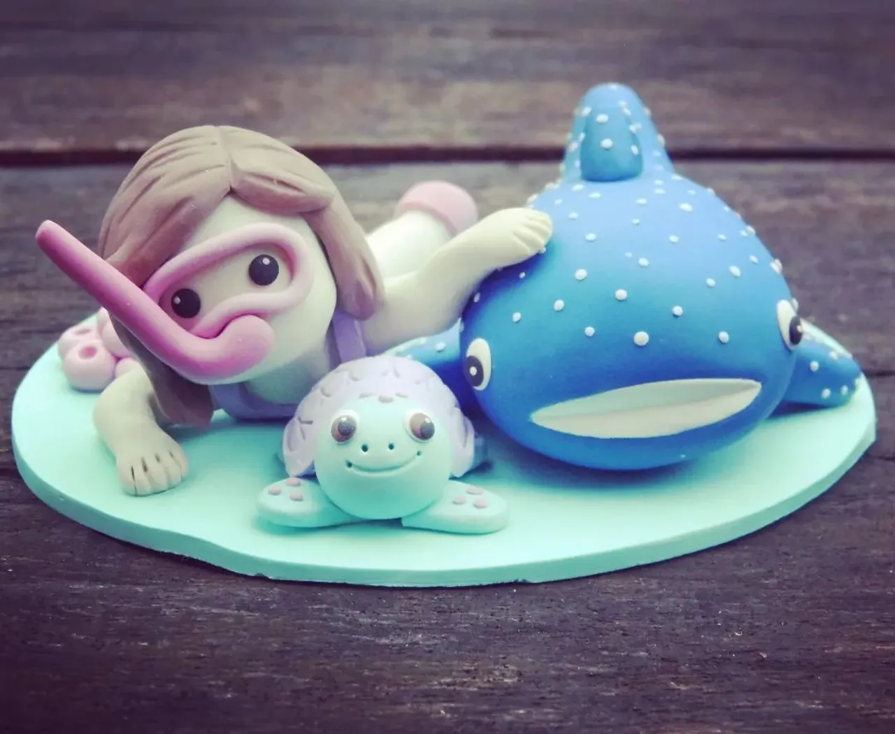 Hi from snorkeling girl π to see more cake toppers, you will have to go to my bio π #birthdaycaketoppers #caketopperpersonalizado #undertheseaparty #undertheseacake #sharkcake #snorkeling #snorkelinggirl #girlbirthday #etsysellersofinstagram #turtleπ’ #loveanimal #creatinghapppy #blue #seaanimals #lovesea #polymerclay #fimoart #polymerclayart #fimocaketopper