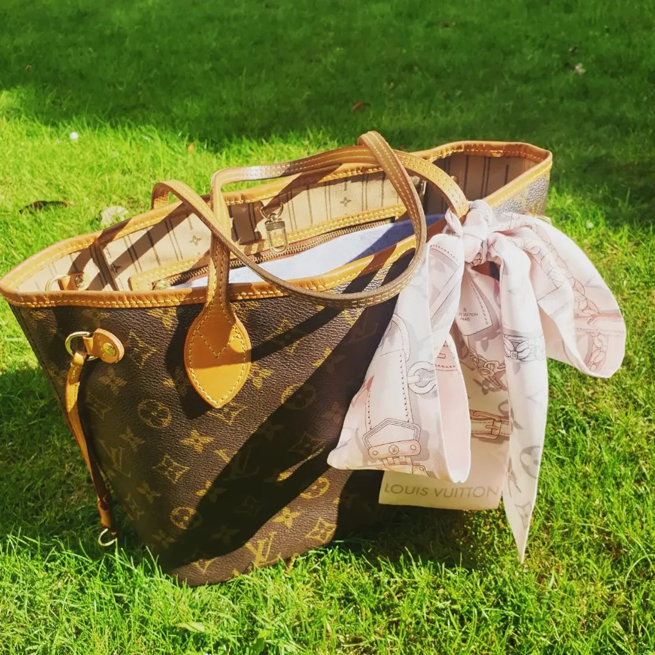 Here are 10 Neverfull ideas for you. If you own it, you will know it deserves all the bells and whistles. No wonder it's so popular here in Luxurybagheaven.com #neverfull #neverfullmm #neverfullgm #luxurybagheaven #lvneverfullmm #lvneverfull #lvneverfullgm #lvneverfullpm #lvbag #lvbandeau #lvconfidentialbandeau #bagorganizer #bagorganiser #baginsert #madeinscotland #madetoorder