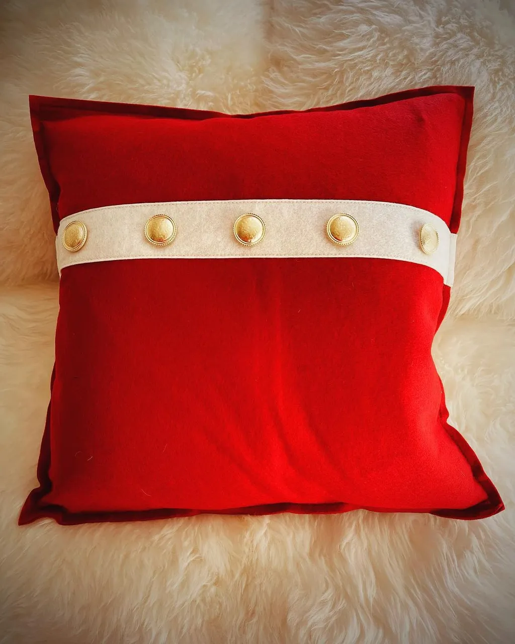 Are you ready for Christmas decorating? Don’t forget your festive throw pillows! You can only get the 100% American made quality you’re looking for at SUEDE KLOTH! Web link in bio.
#throwpillows #christmasdecorations #trimthetree #gifts #festive