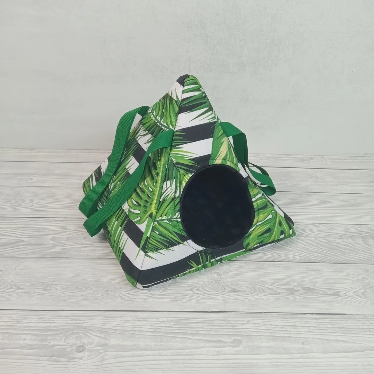 🔔Na specjalne zamówienie dla ślicznej fretki 🐾powstał taki oto domek🏠. Tak nam się spodobał, że wchodzi do stałej oferty. Wymiary dołu 30/30 cm, wysokość 32 cm, cena 50 zł.
🔔A special order for a lovely ferret🐾 created such a house🏠. We liked it so much that it enters the permanent offer. Dimensions of the bottom 30/30 cm, height 32 cm, price 50 zł.
#domekdlaszczura #domekdlaszynszyli #akcesoriadoklatki #ferrethouse #hammockforguineapigs