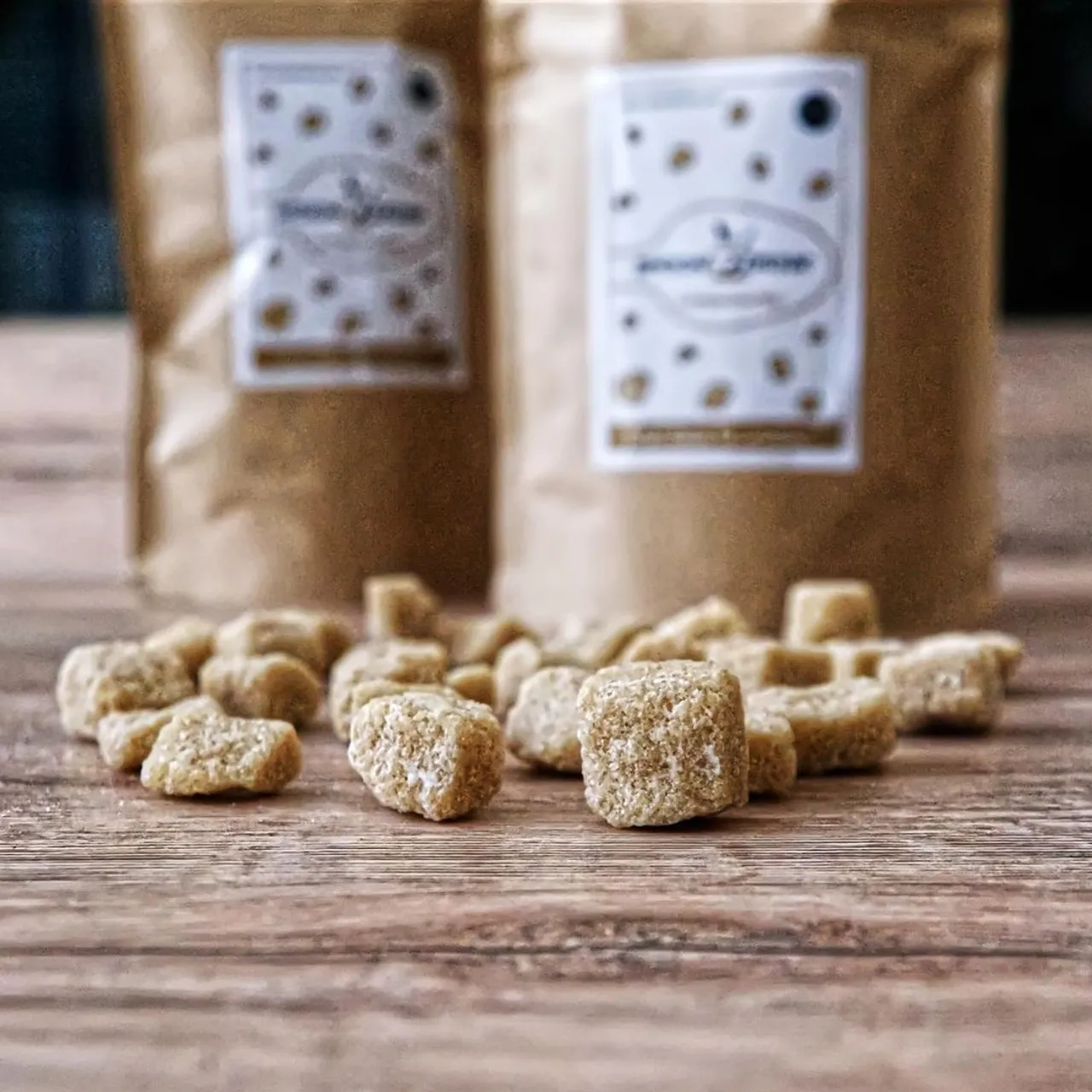 Habt ihr schon unsere Neuheit #Lompenzucker entdeckt? Die #Zuckerlompen sind eine perfekte Ergänzung für einen leckeren #Tee 😍

Schaut doch einfach in unserem Online-Shop oder auf Amazon vorbei 💪

#Spoondrink #Löffeltee #TeeImLöffel #TeeLiebe #TeeZucker #Zucker #Lompen #TeeLiebhaber #TeeZeit #ZuckerLiebe