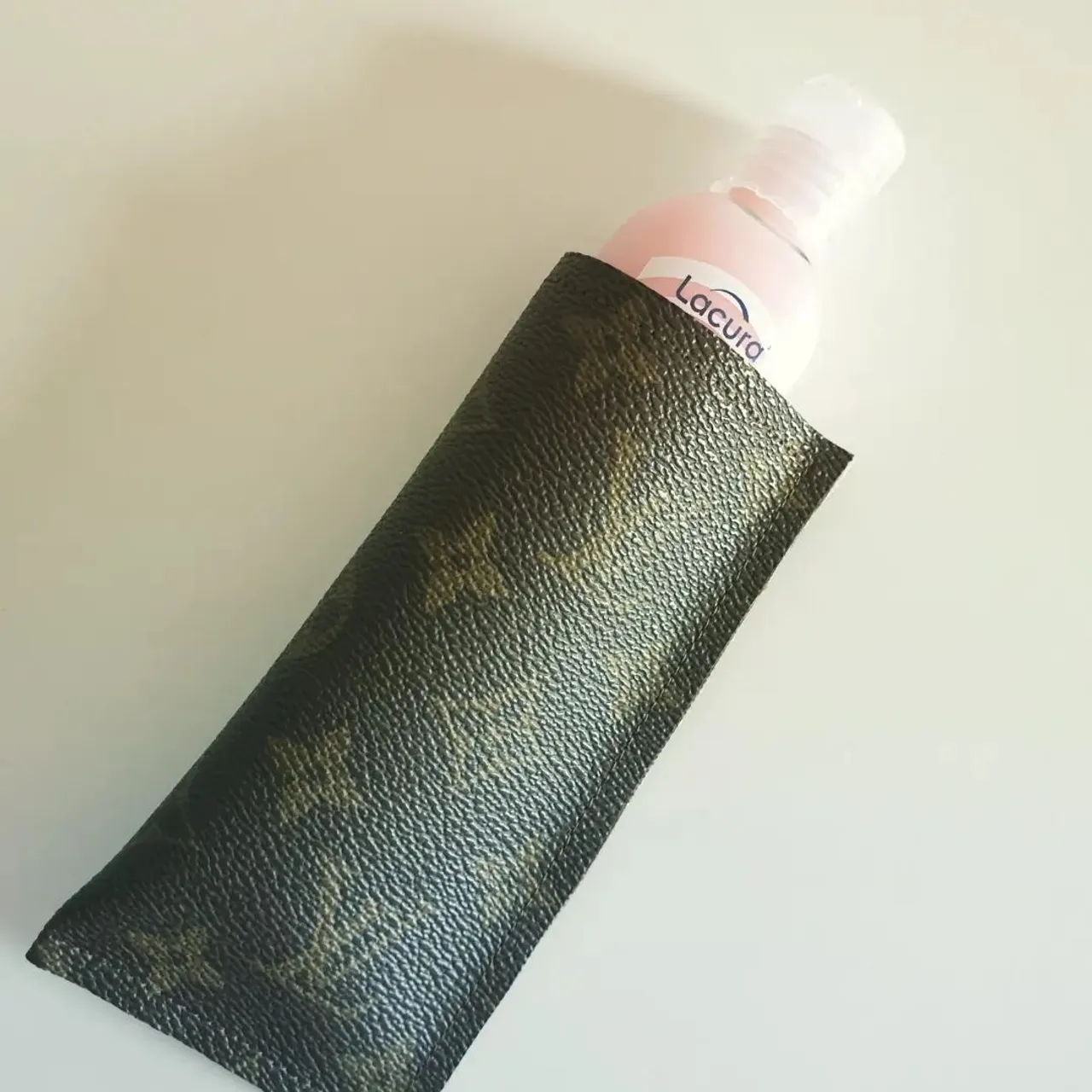 Finished on high note 🤞 repurposed canvas for a hand gel holder. Heading to a lovely customer who I met on Ebay! It's repeated customs that keep my heart going and I am so happy to offer the first of this NEW product to M. 😘  Wipeable interior from spillages #blessing #smallbusiness #onewomanband #bestcustomers #canvas #upcycle #upcycled #covid #slg #lvmonogram #lvspeedy25