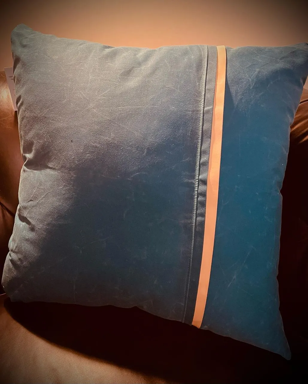 New indoor outdoor pillows only from @suedeklothusa these beautiful artisan pillows are made of 100% American waxed cotton to withstand the elements. This is the same fabric our military uses for coats, bags, etc. adorned with leather detailing these reversible pillows are sure to dress up any outdoor space - or indoor!choose your front and back color or use the same color on each side! Get yours today from the link in the bio.
#pillow #pillows #outdoors #swing #porch #porchdecor #porchlife #porchswing #porchsitting #americanmade #usa #waxedcanvas